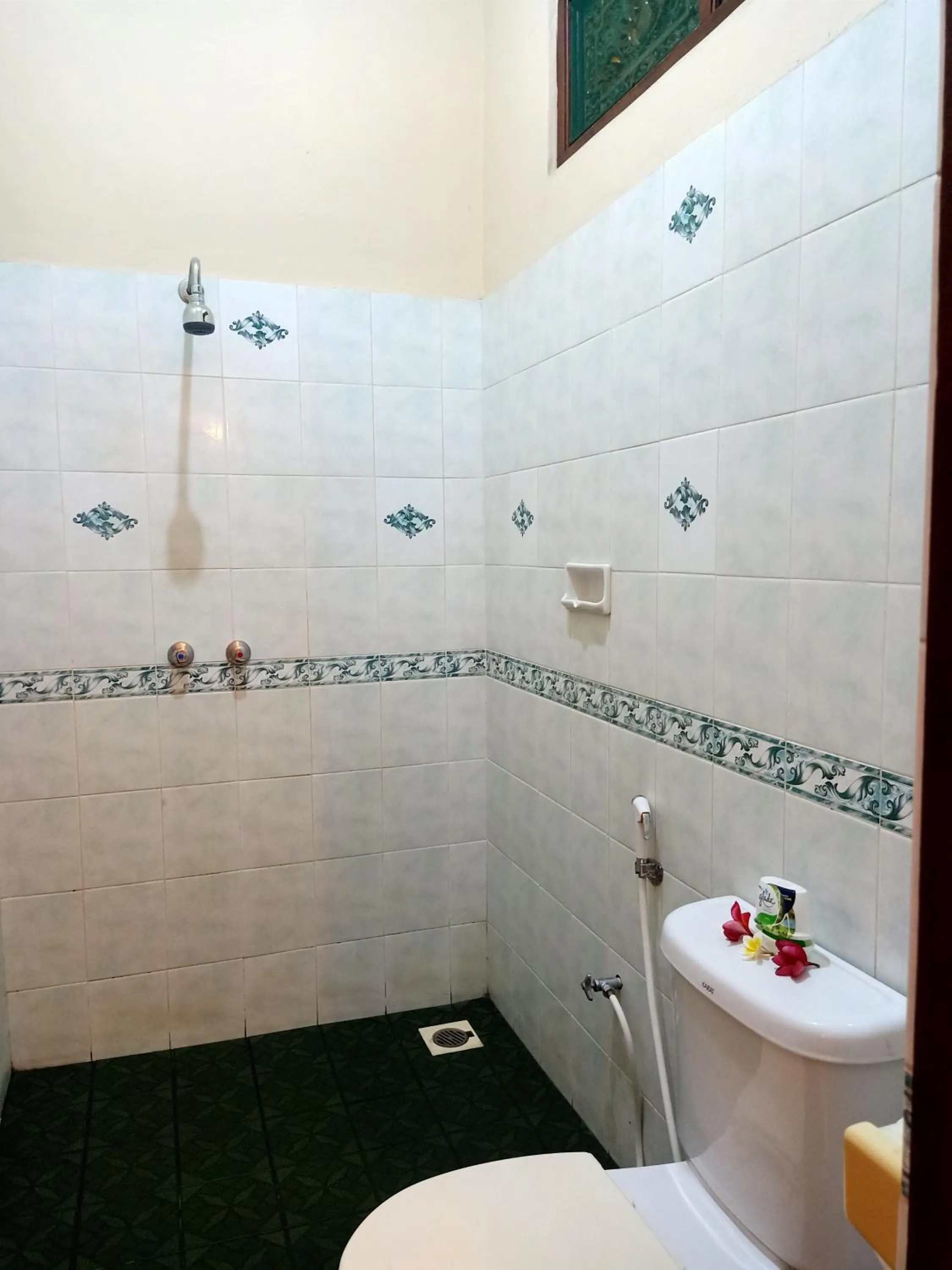 Bathroom in Ngetis Home Stay