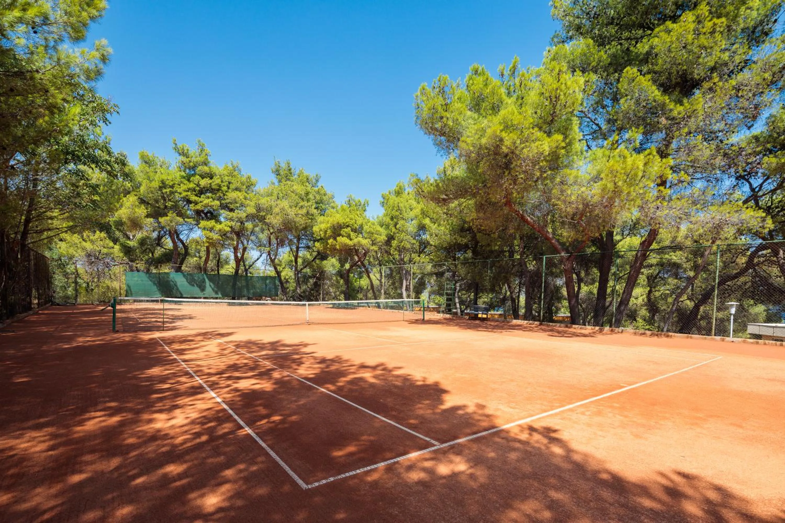 Tennis court in Fontana Bayside Park