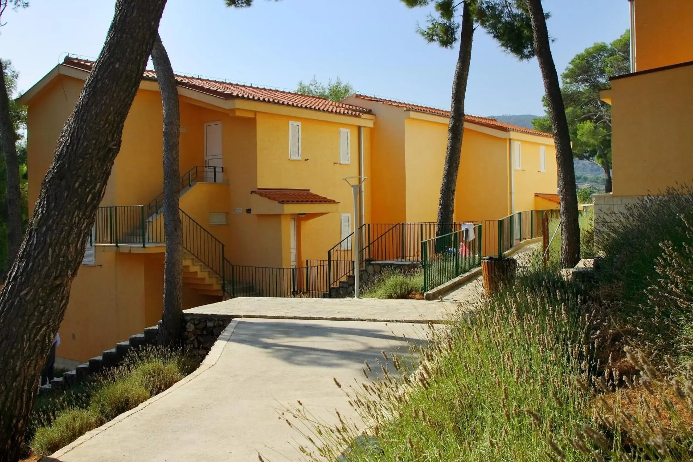 Property building in Fontana Bayside Park Property building in Fontana Bayside Park