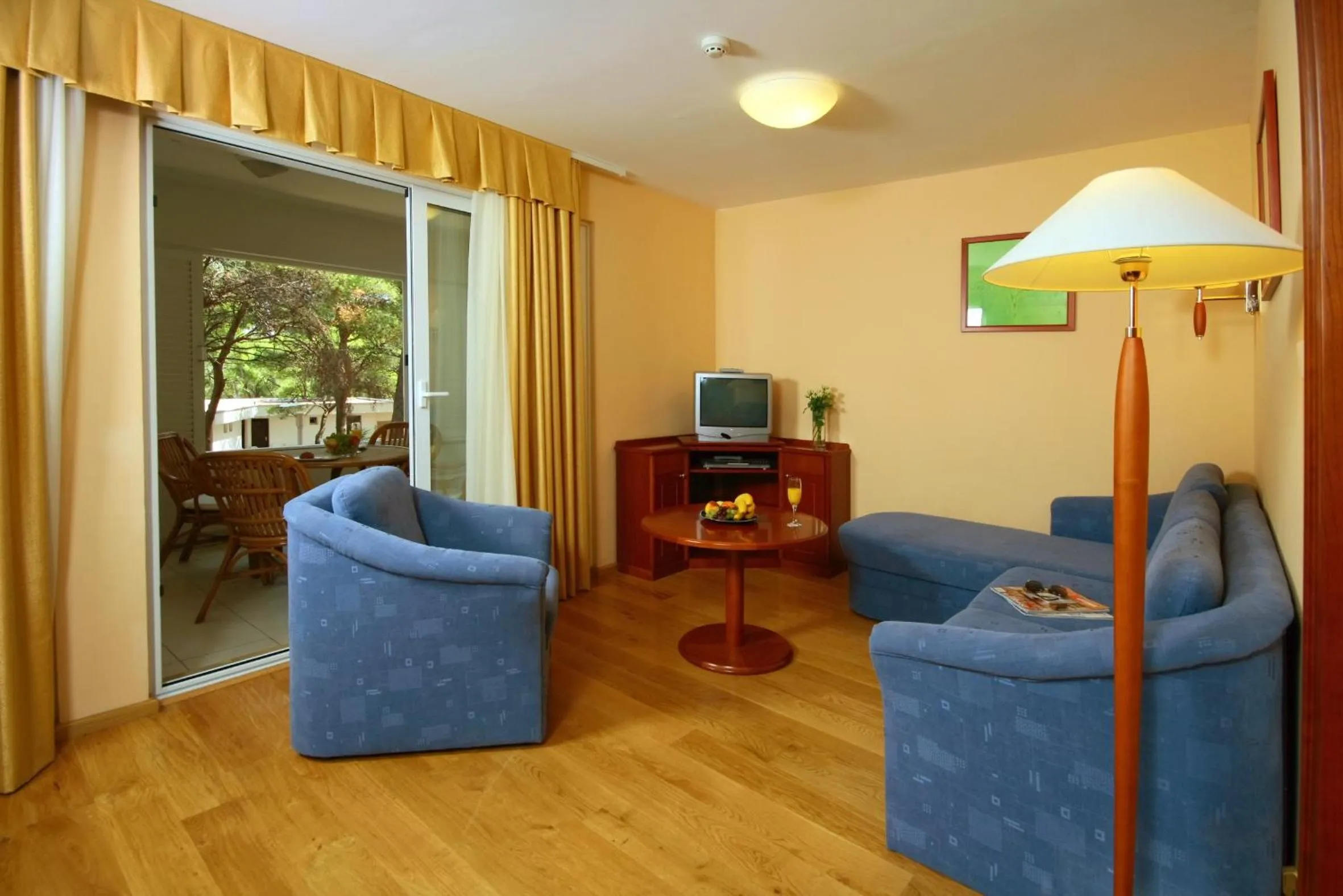 Living room in Fontana Bayside Park