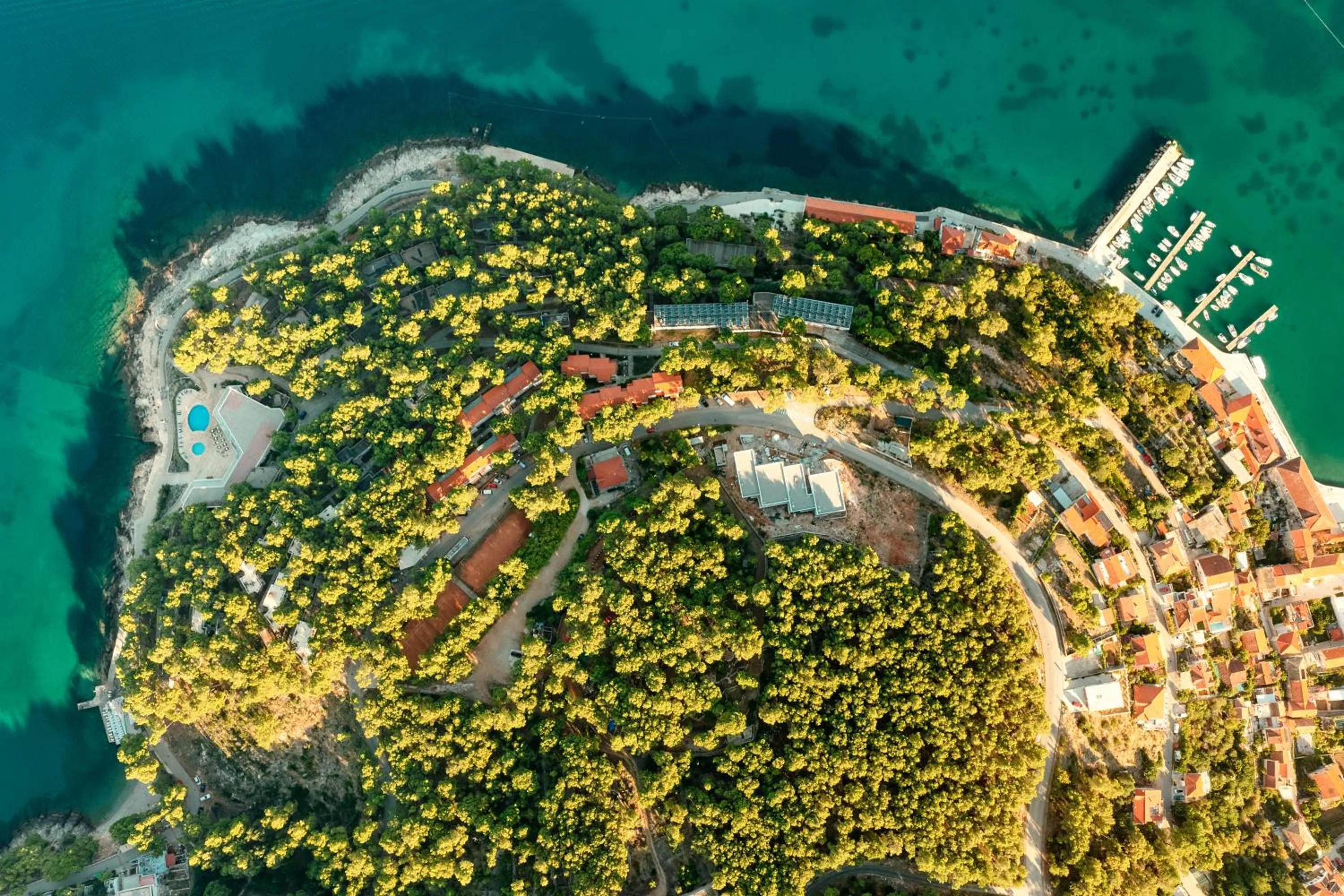 Property building in Fontana Bayside Park