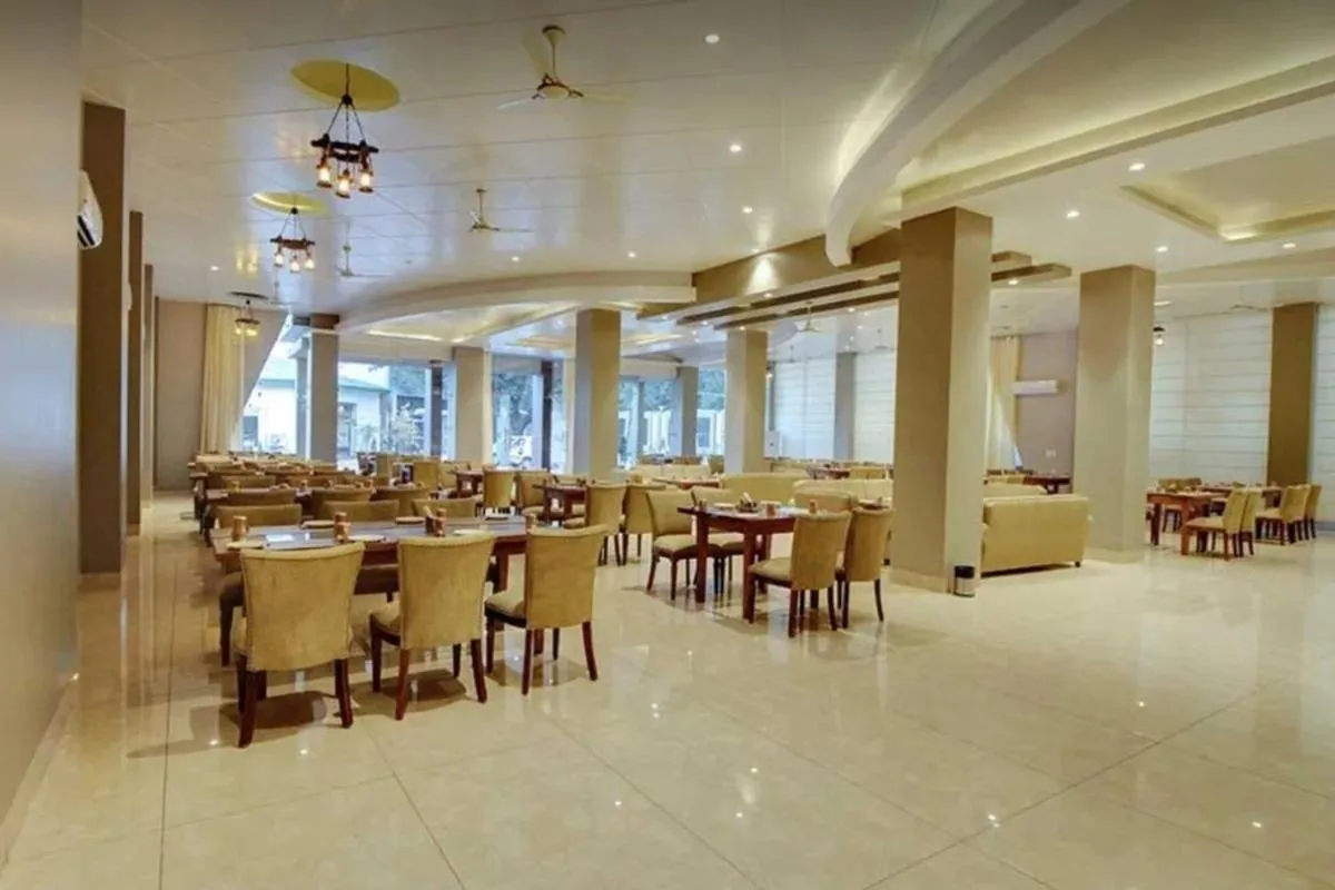 Restaurant/places to eat in Maulik Mansion Resort