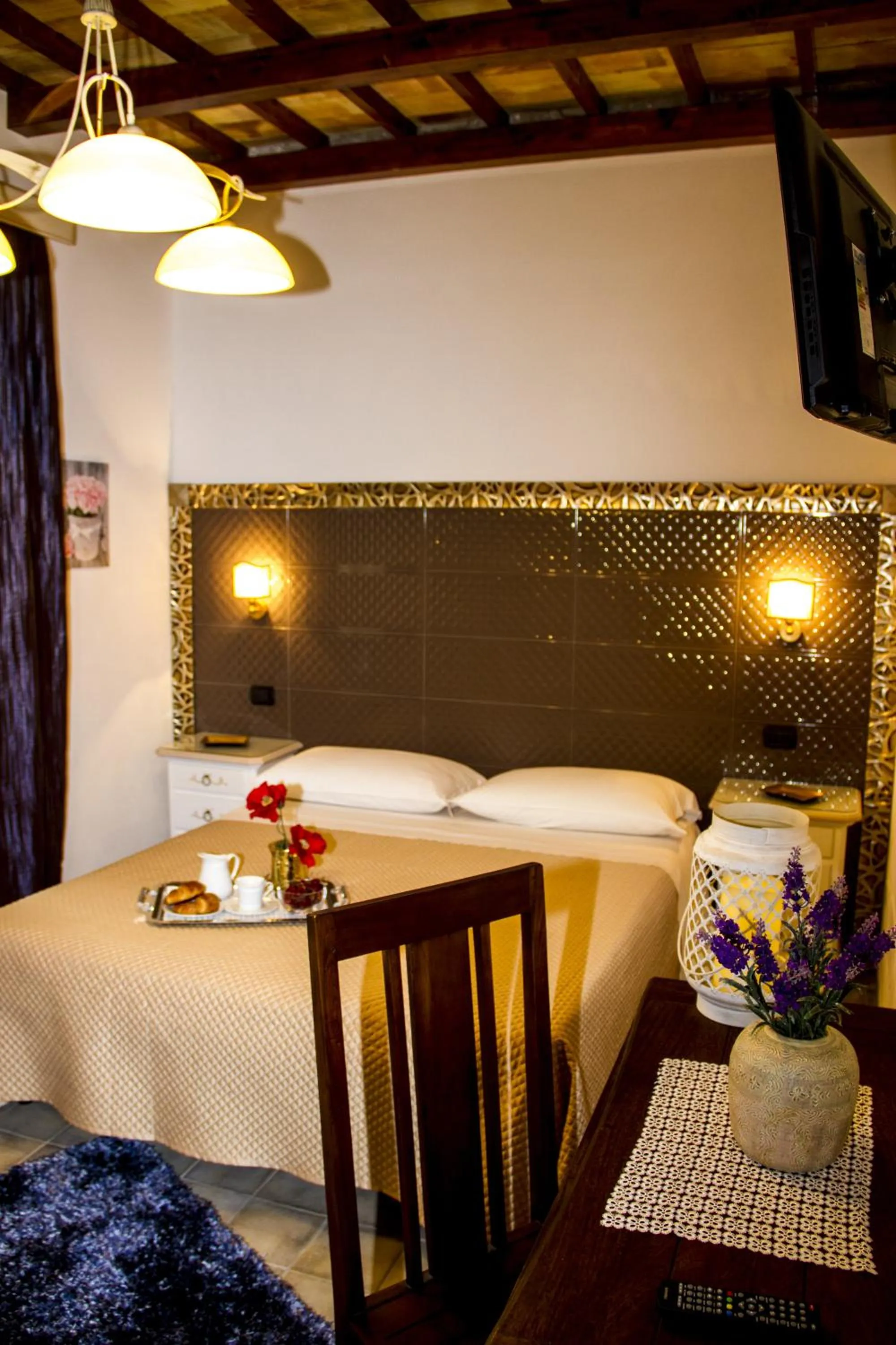 Decorative detail, Bed in Vicolo del Porto