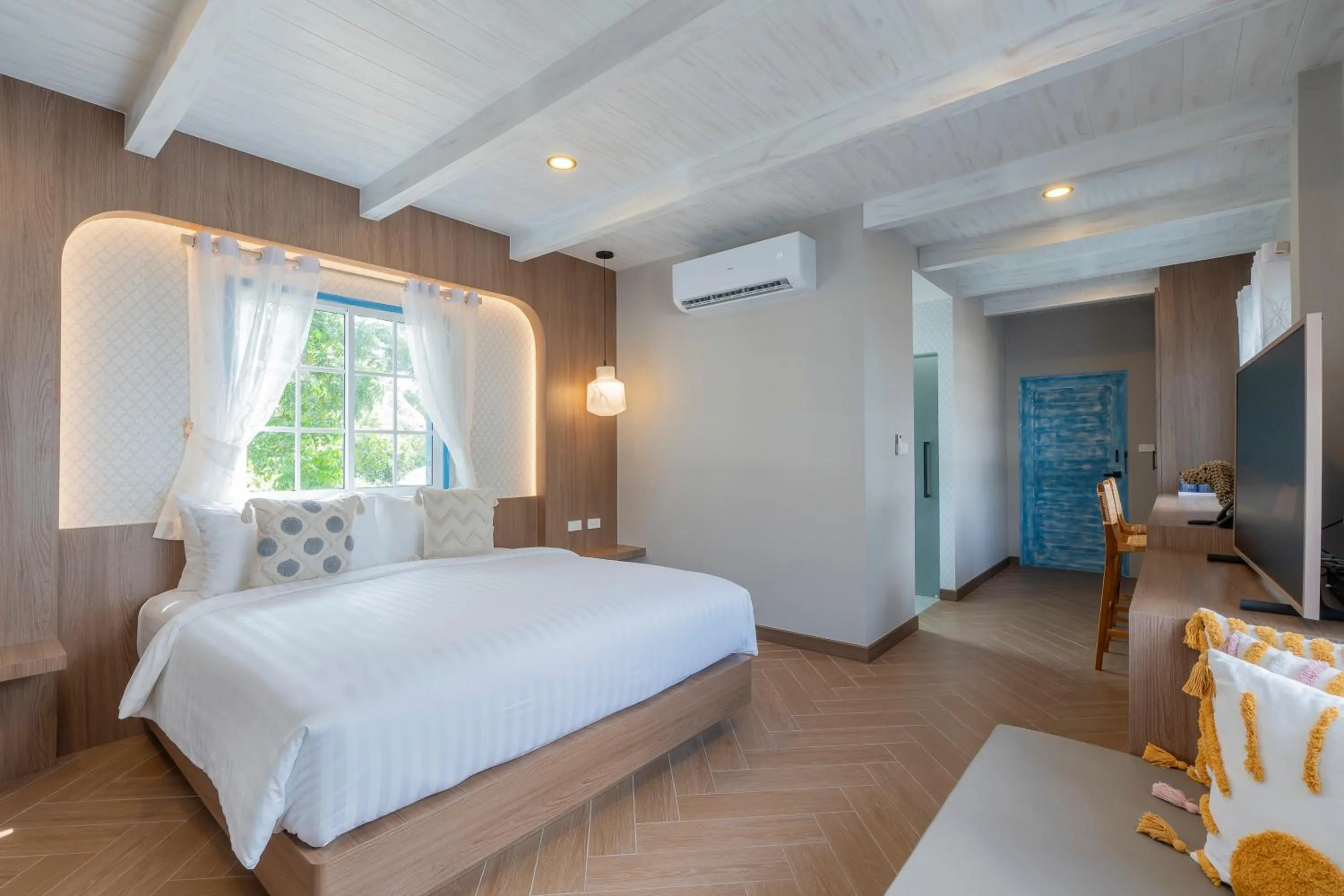 Cafe Suites2 Deluxe Double Room in Sea of Love Suite Cafe Pattaya