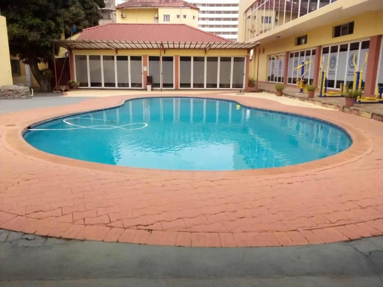 Property building in Pensao Martins