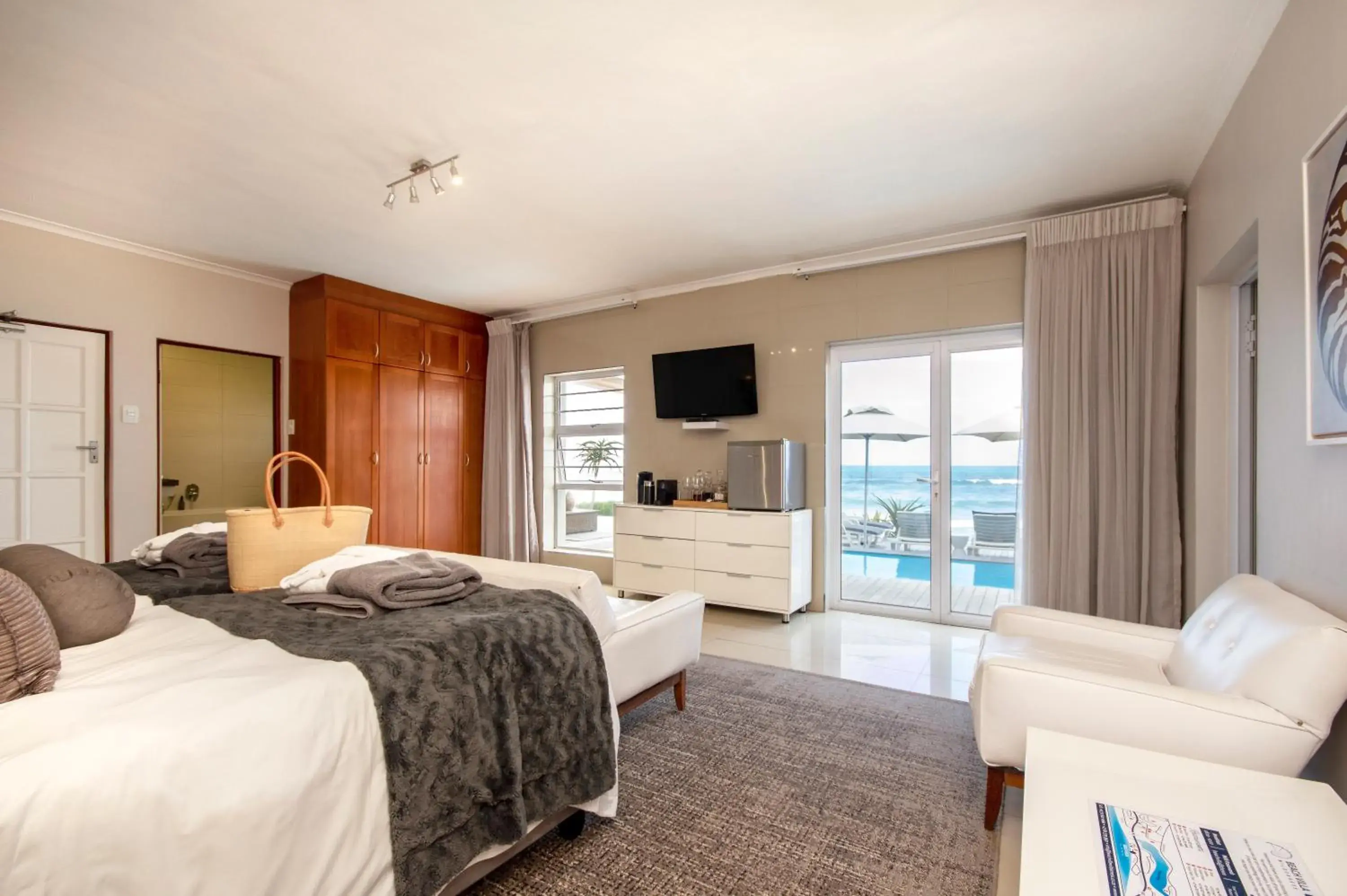 Photo of the whole room, Bed in Beach Villa Wilderness Photo of the whole room, Bed in Beach Villa Wilderness