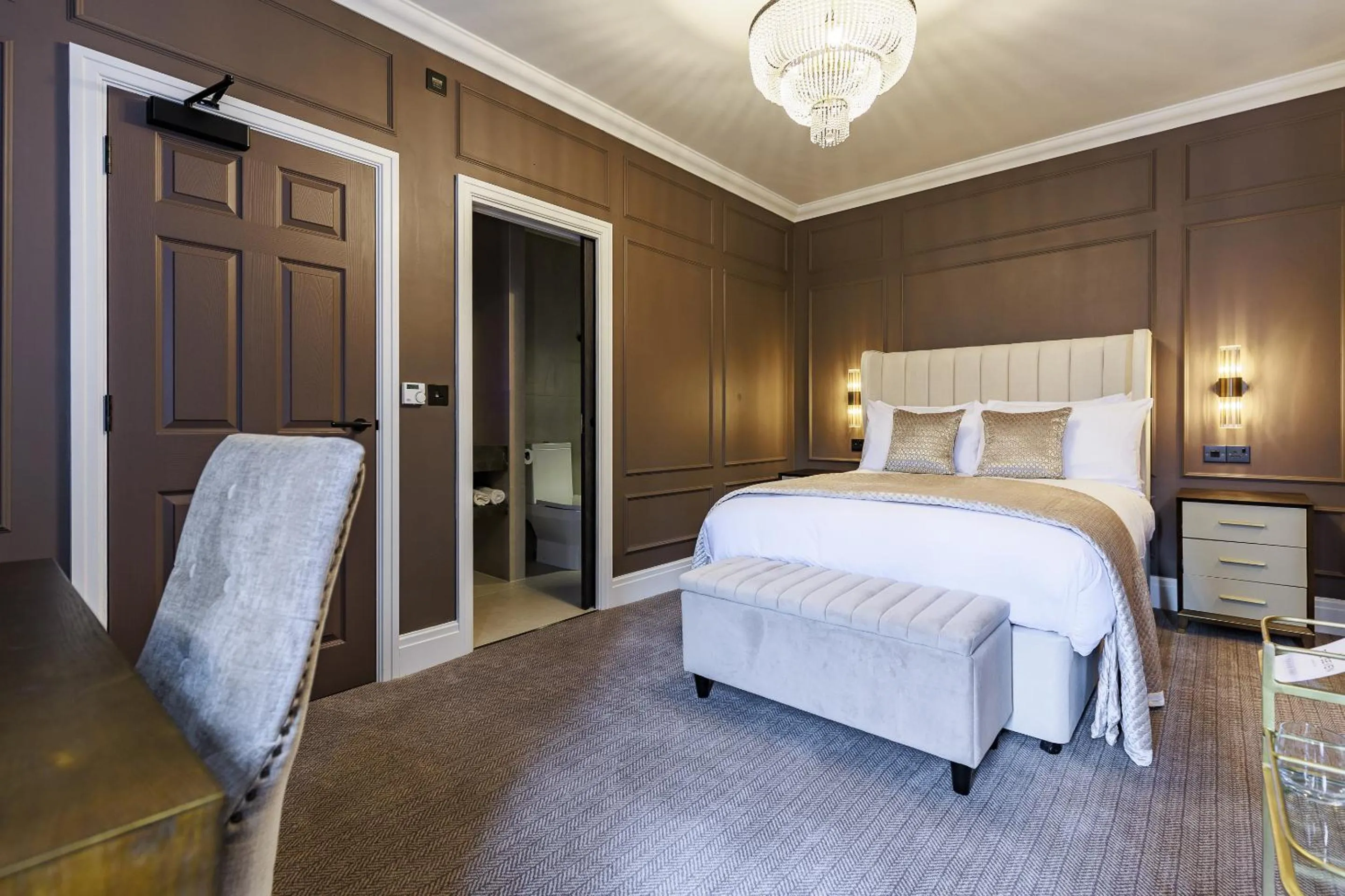 Bedroom, Bed in The Seven Chester