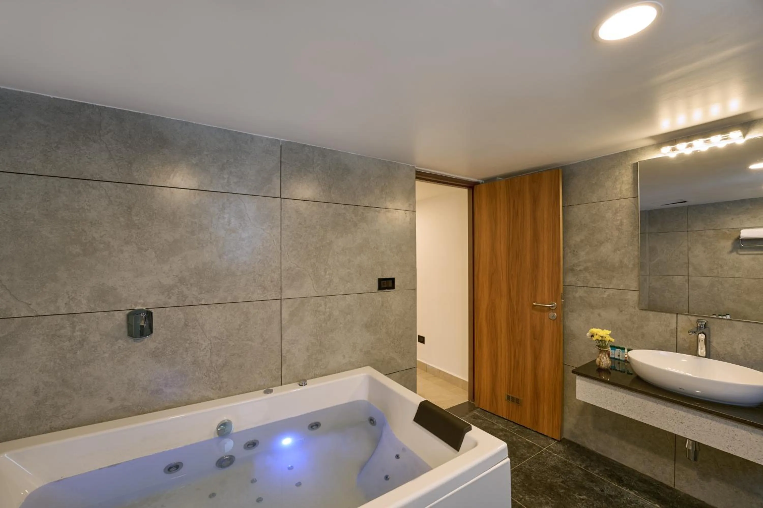 Hot Tub in Serene Horizon