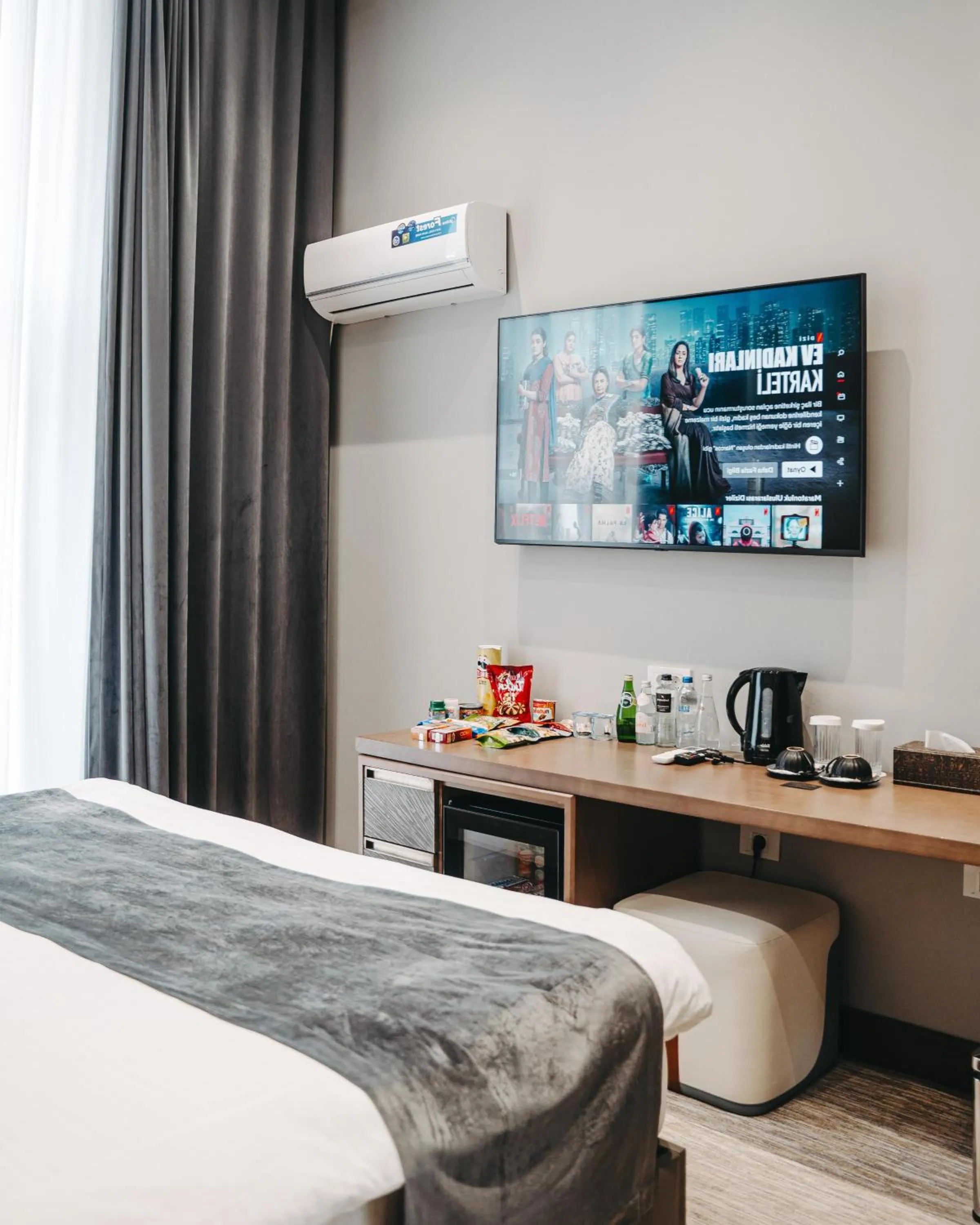 Bedroom, Bed in Port Marine Hotel By HOLLYWOOD