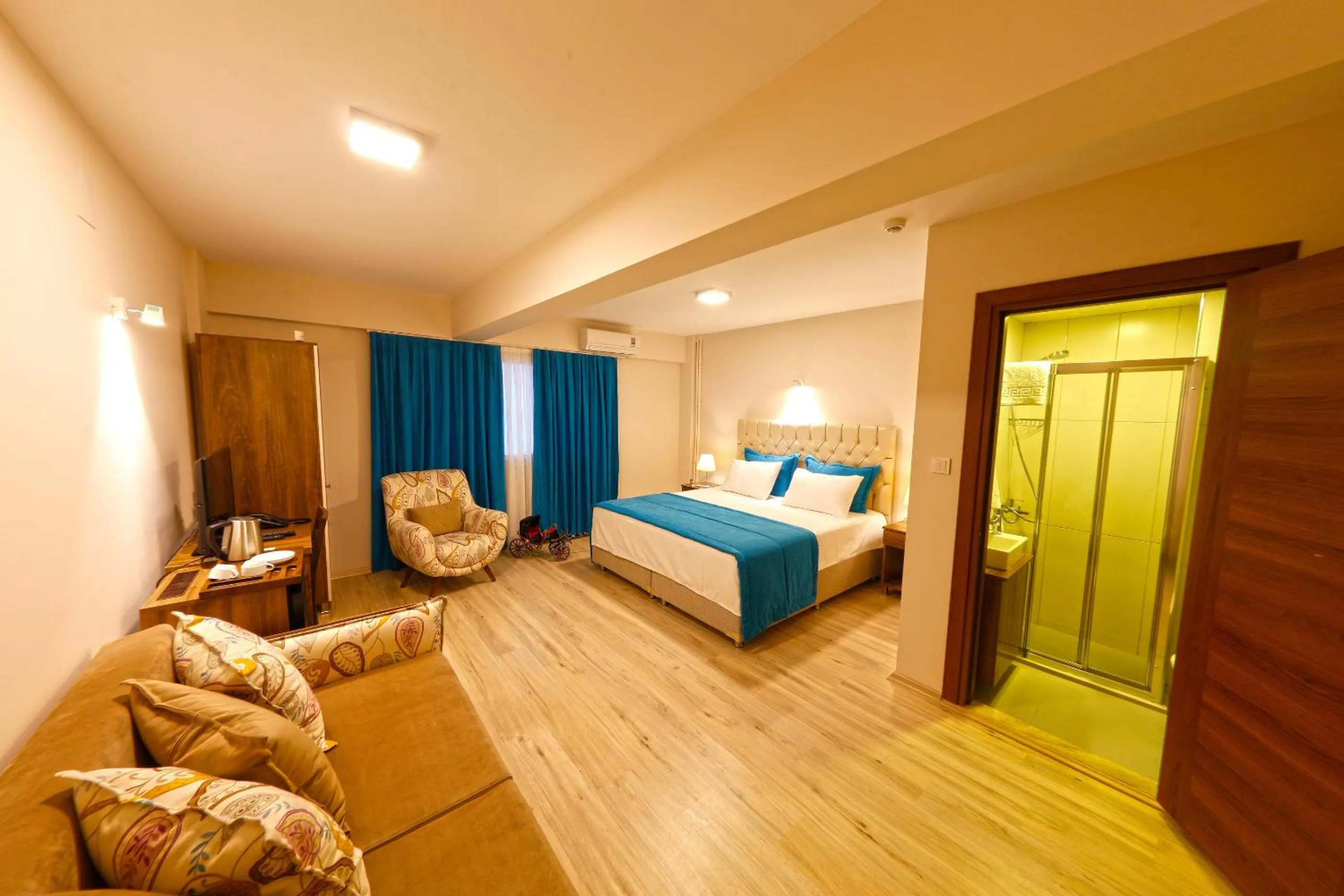 Photo of the whole room, Bed in Fayton Hotel