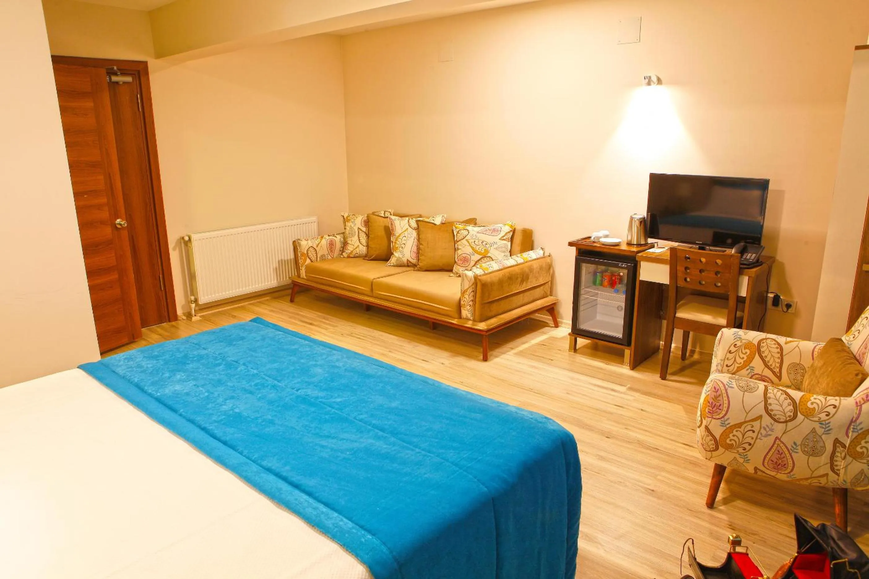 Toilet, Bed in Fayton Hotel