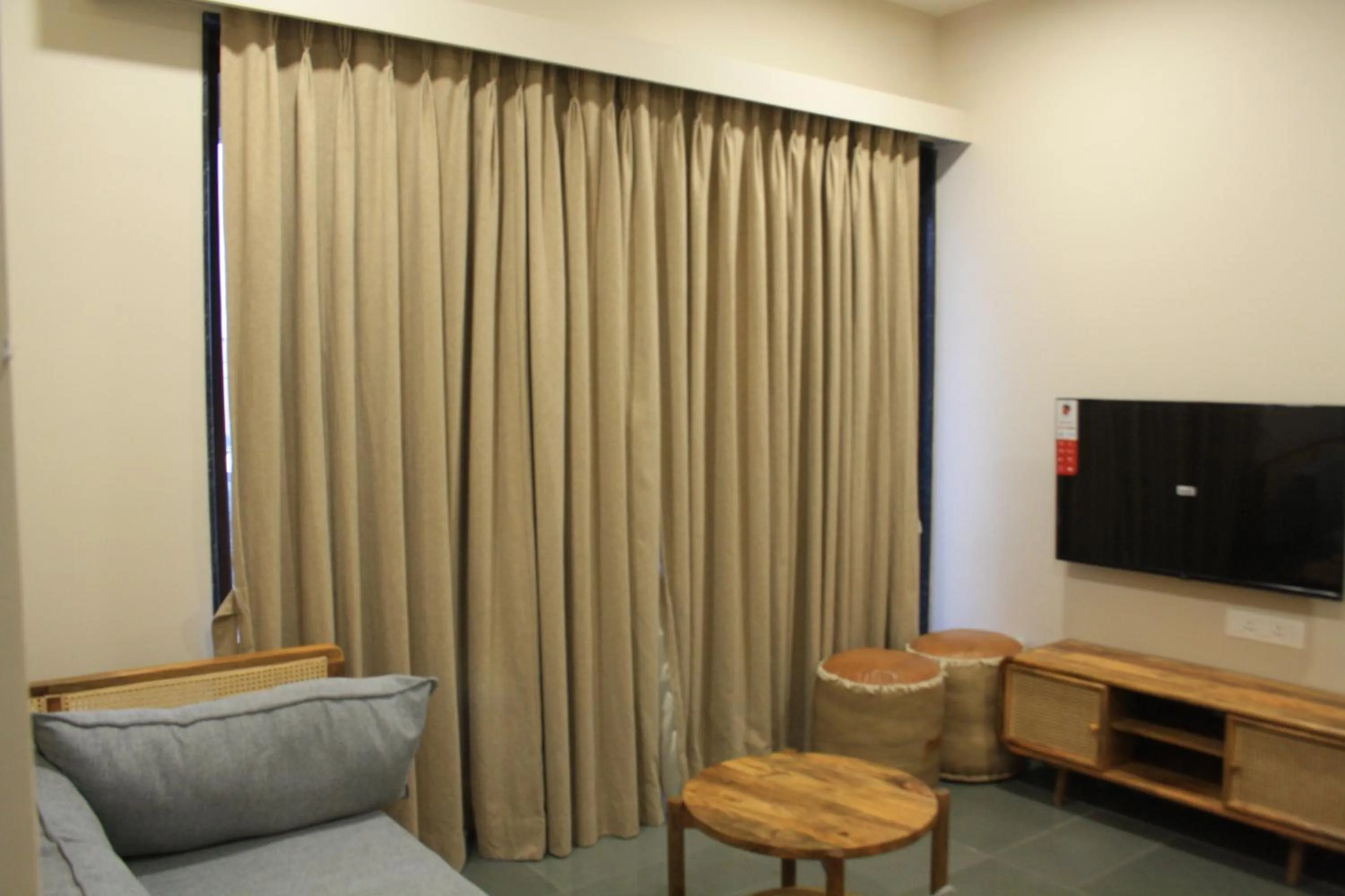 Living room, TV/Entertainment Center in Hotel Tattva Suites