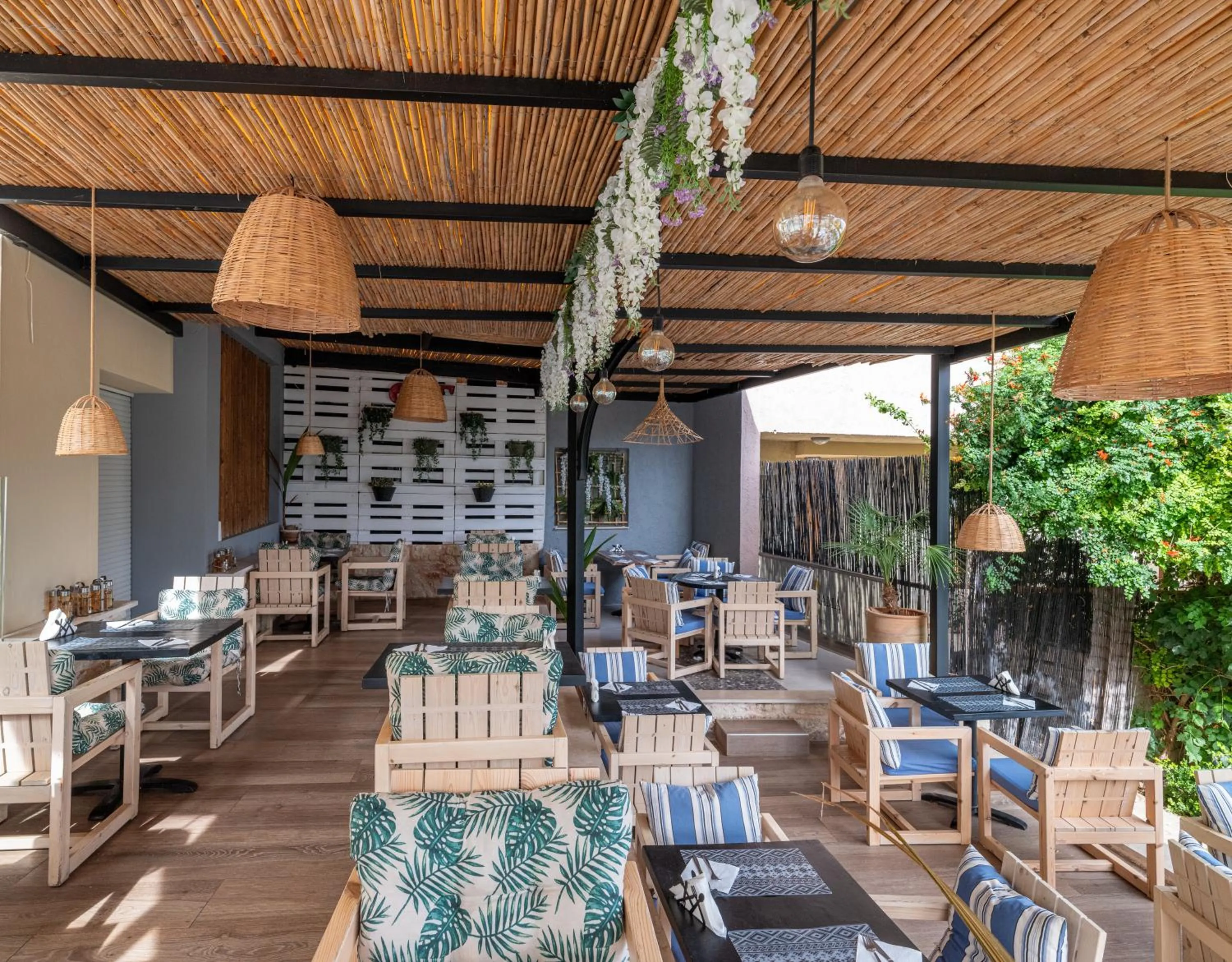 Restaurant/places to eat in Manos Maria Hotel