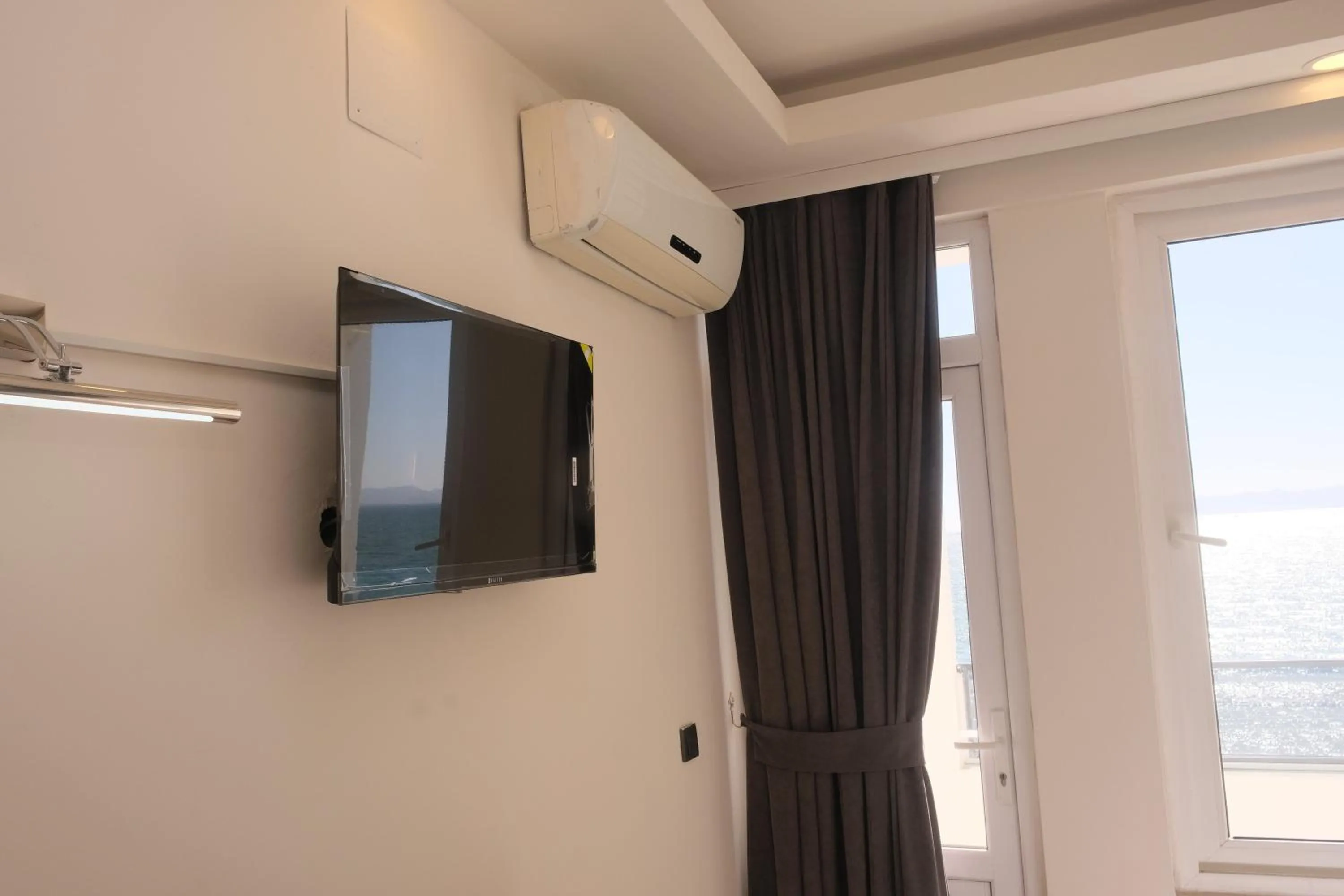 TV and multimedia in Sea Door Hotel