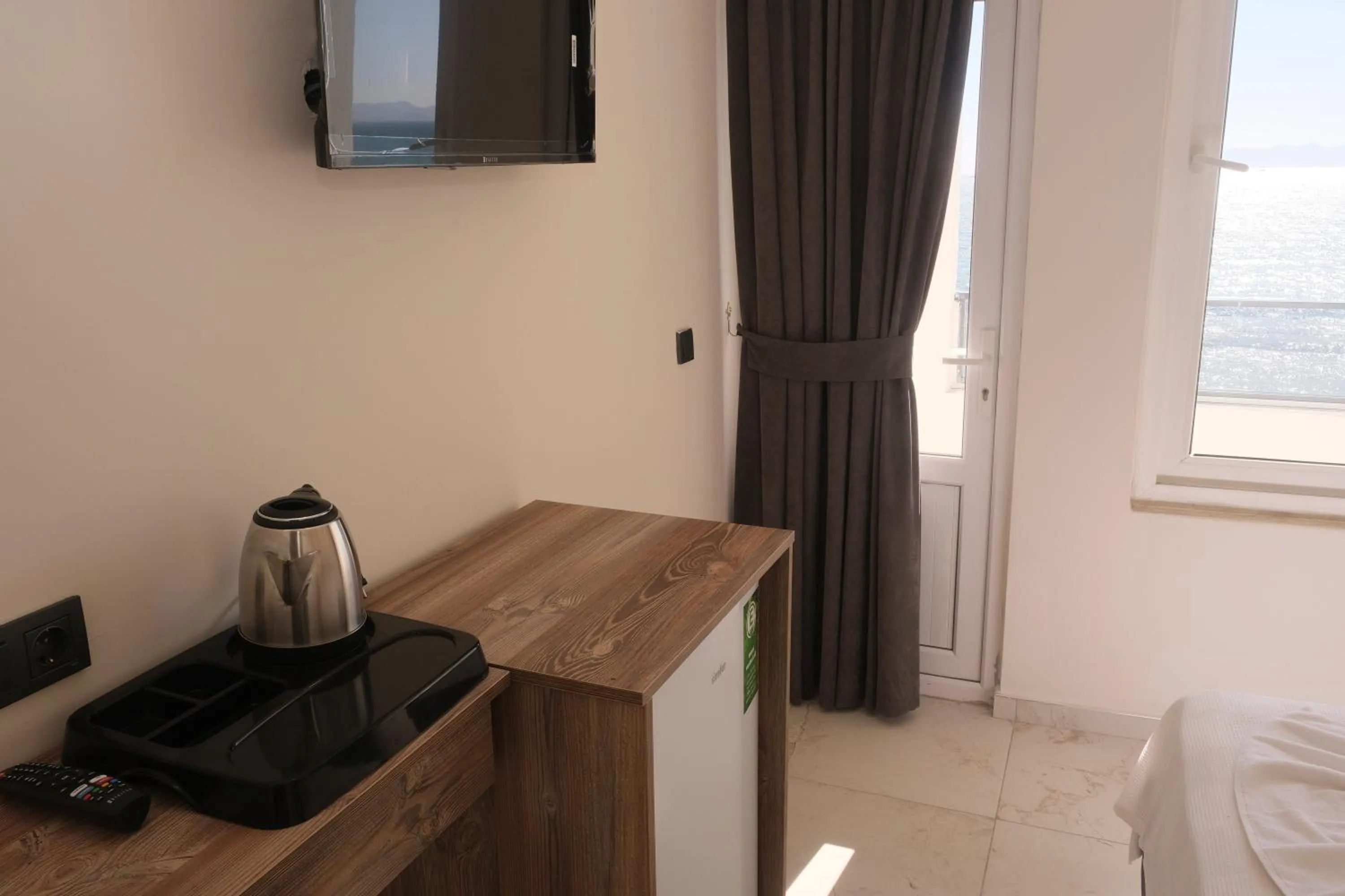 TV and multimedia in Sea Door Hotel