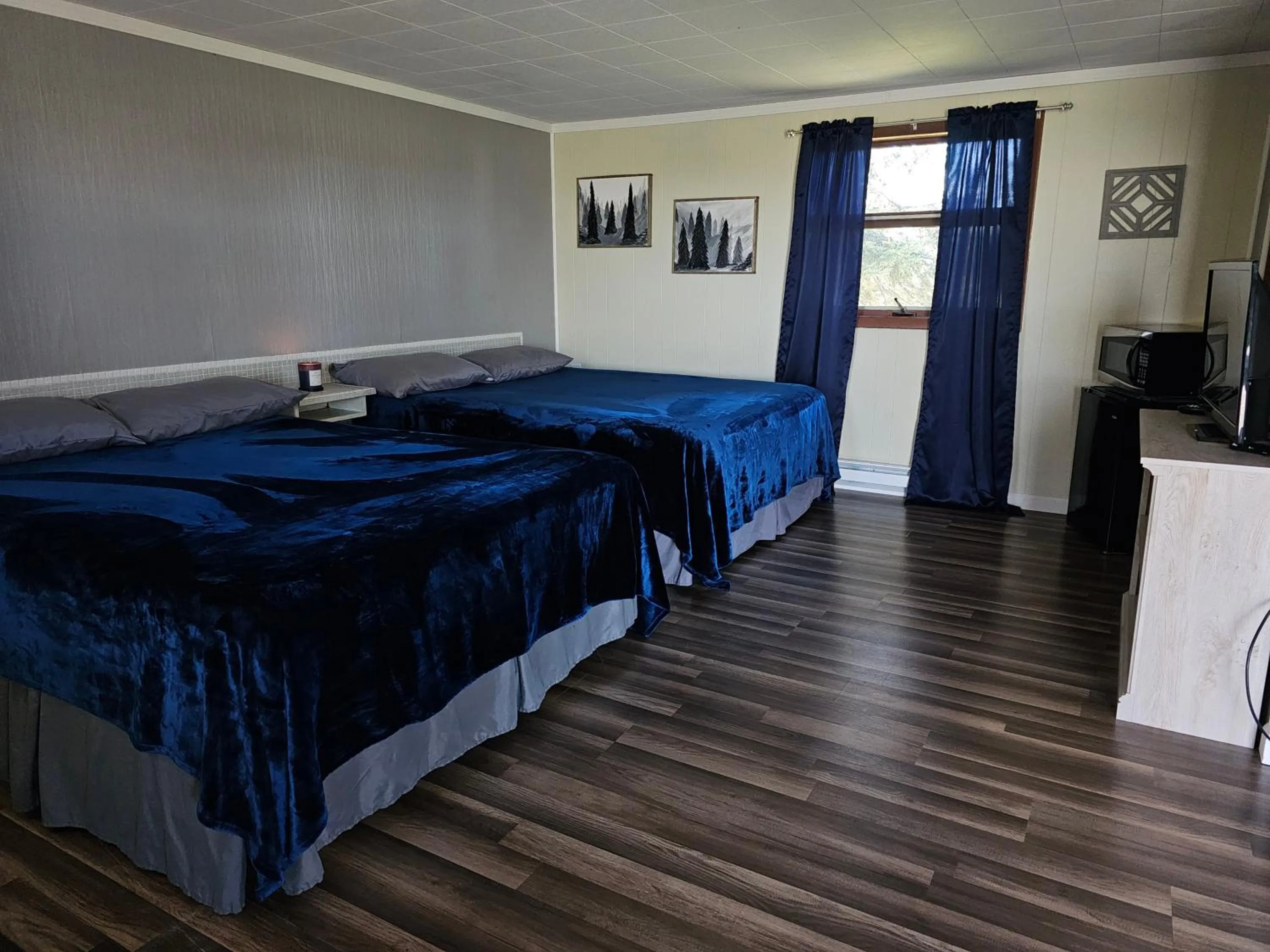 Bed in The Last Resort Motel