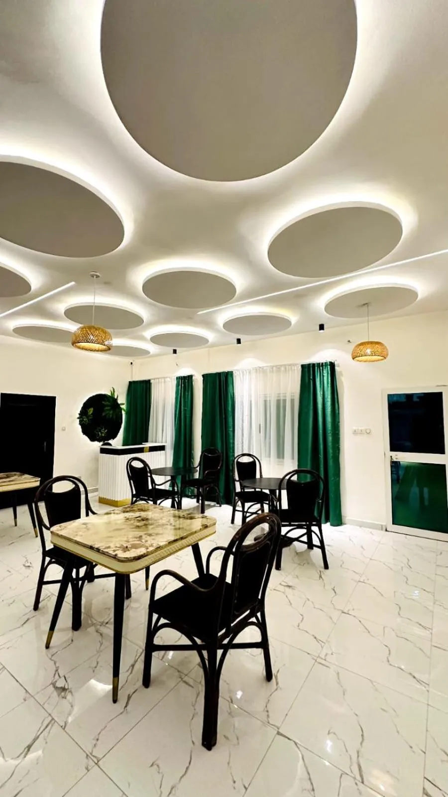 Restaurant/places to eat in New Green Horse Hotel