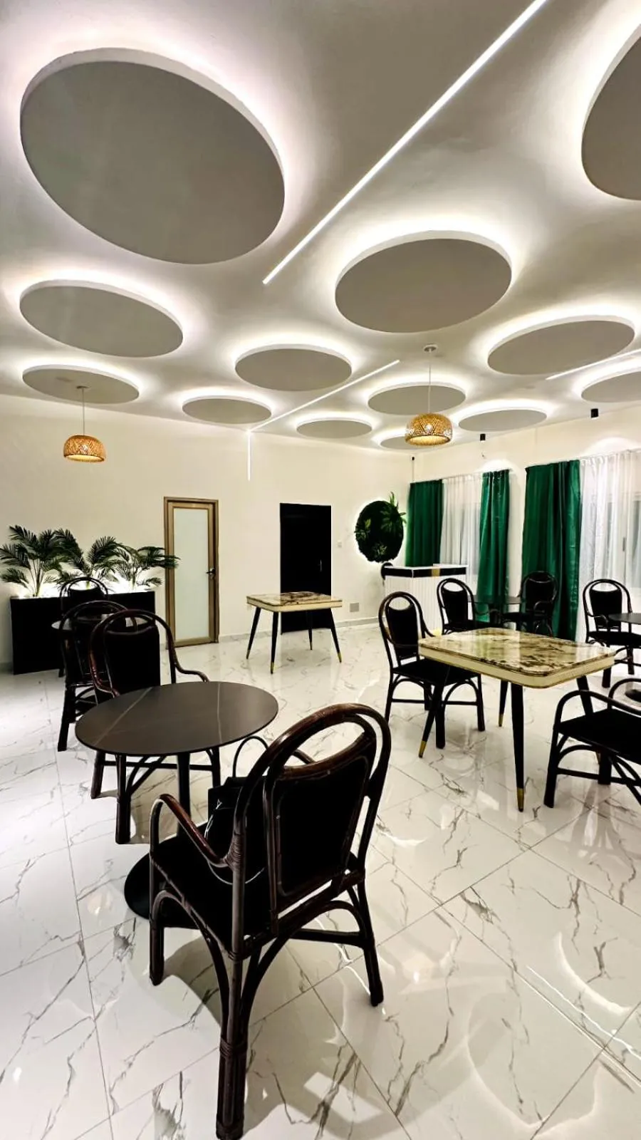 Restaurant/places to eat in New Green Horse Hotel