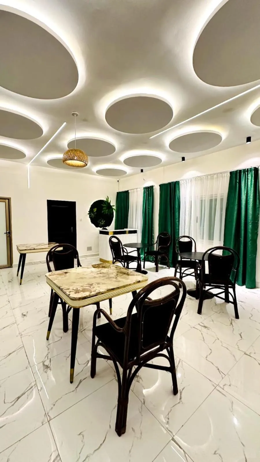 Restaurant/places to eat in New Green Horse Hotel