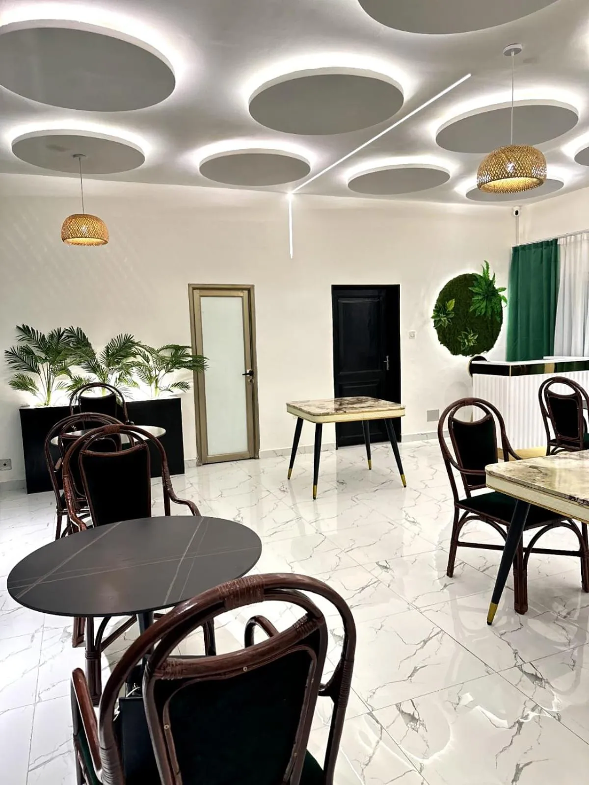 Restaurant/places to eat in New Green Horse Hotel