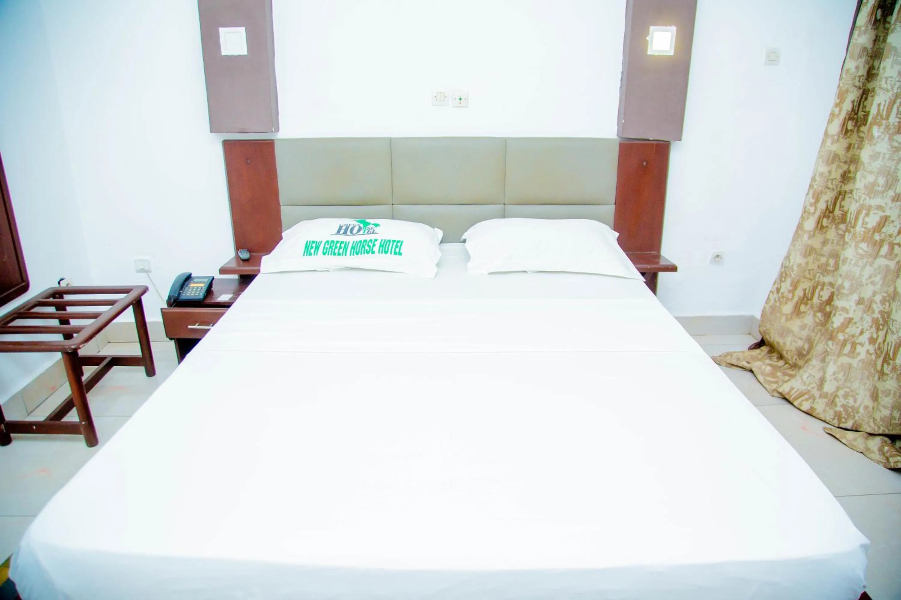 Bedroom, Bed in New Green Horse Hotel