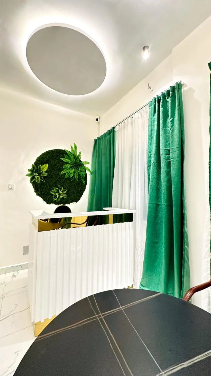 Restaurant/places to eat in New Green Horse Hotel