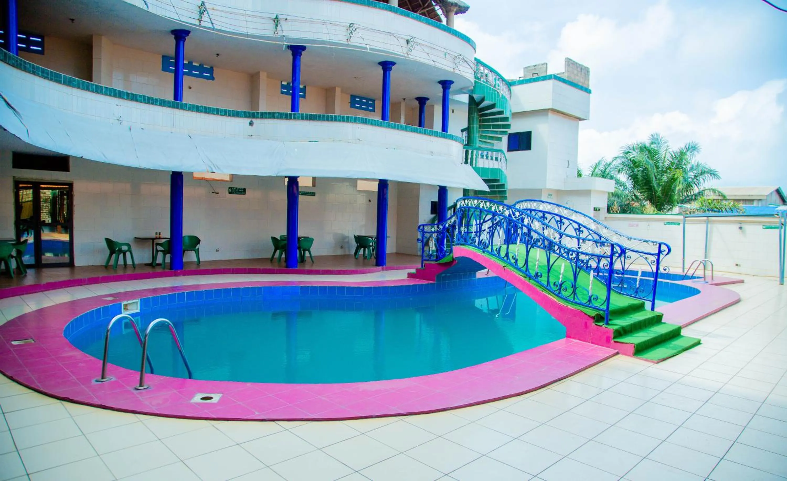 Swimming pool in New Green Horse Hotel