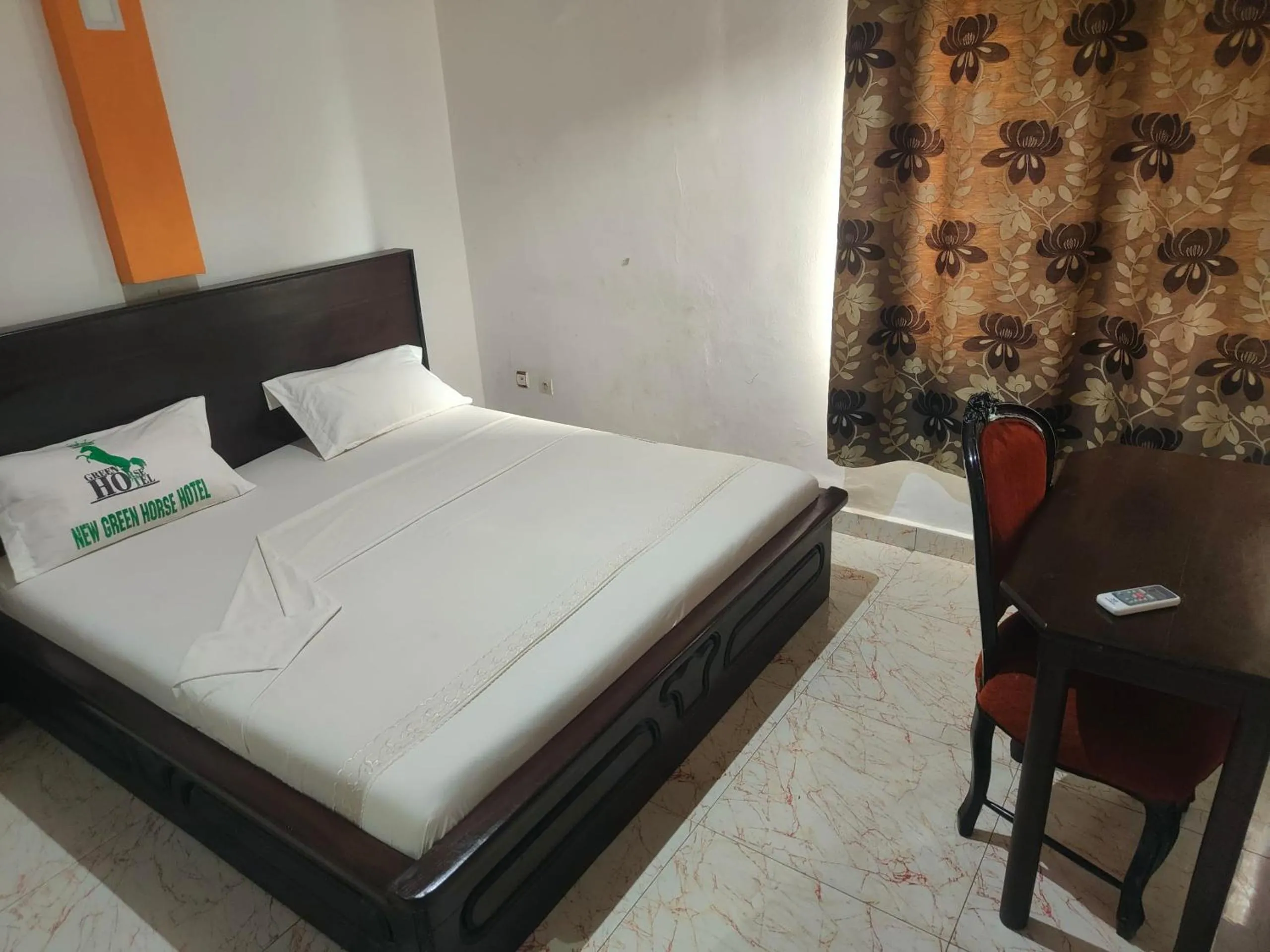 Bedroom, Bed in New Green Horse Hotel