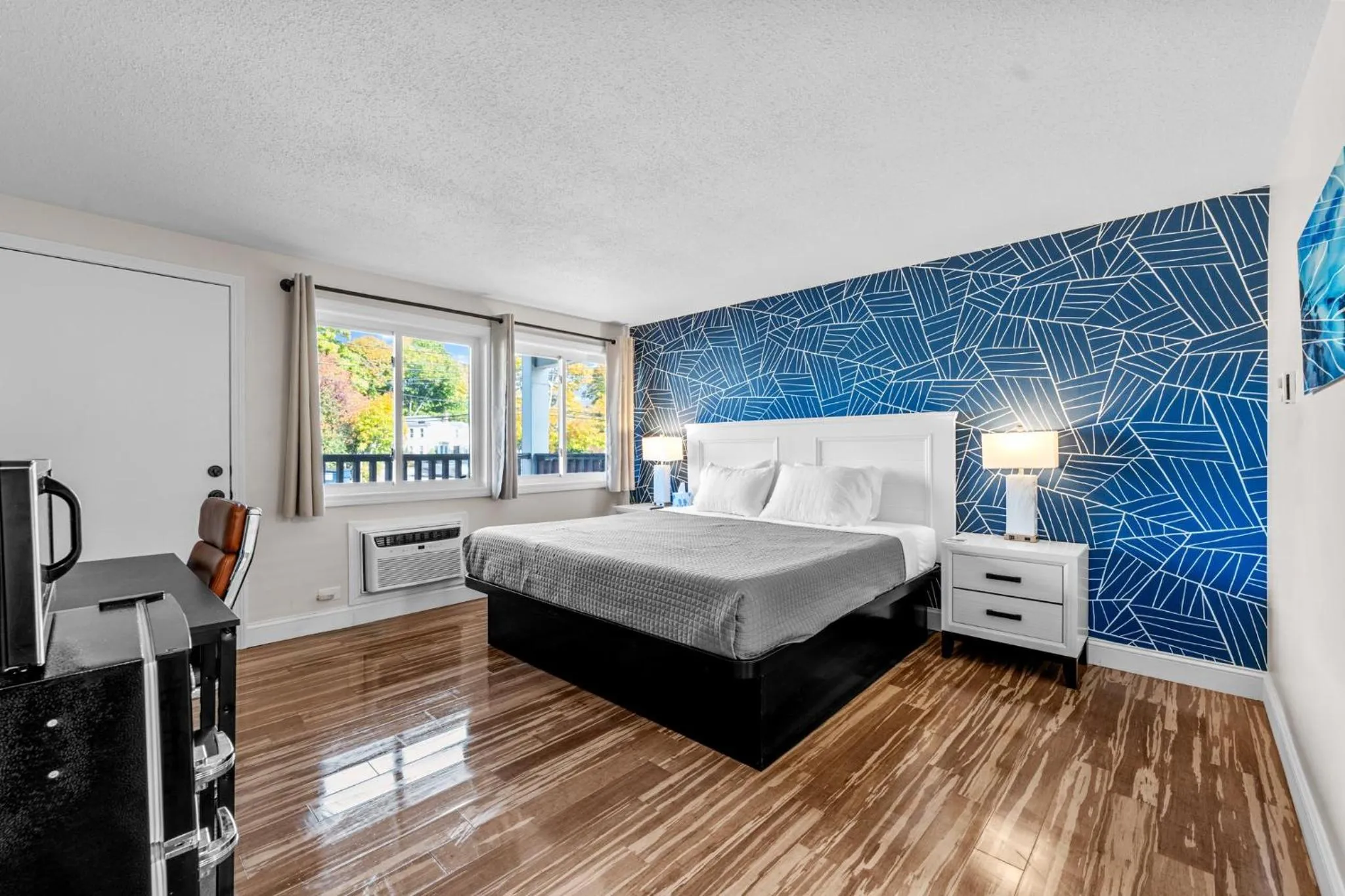 Bed in Green Harbor Hotel