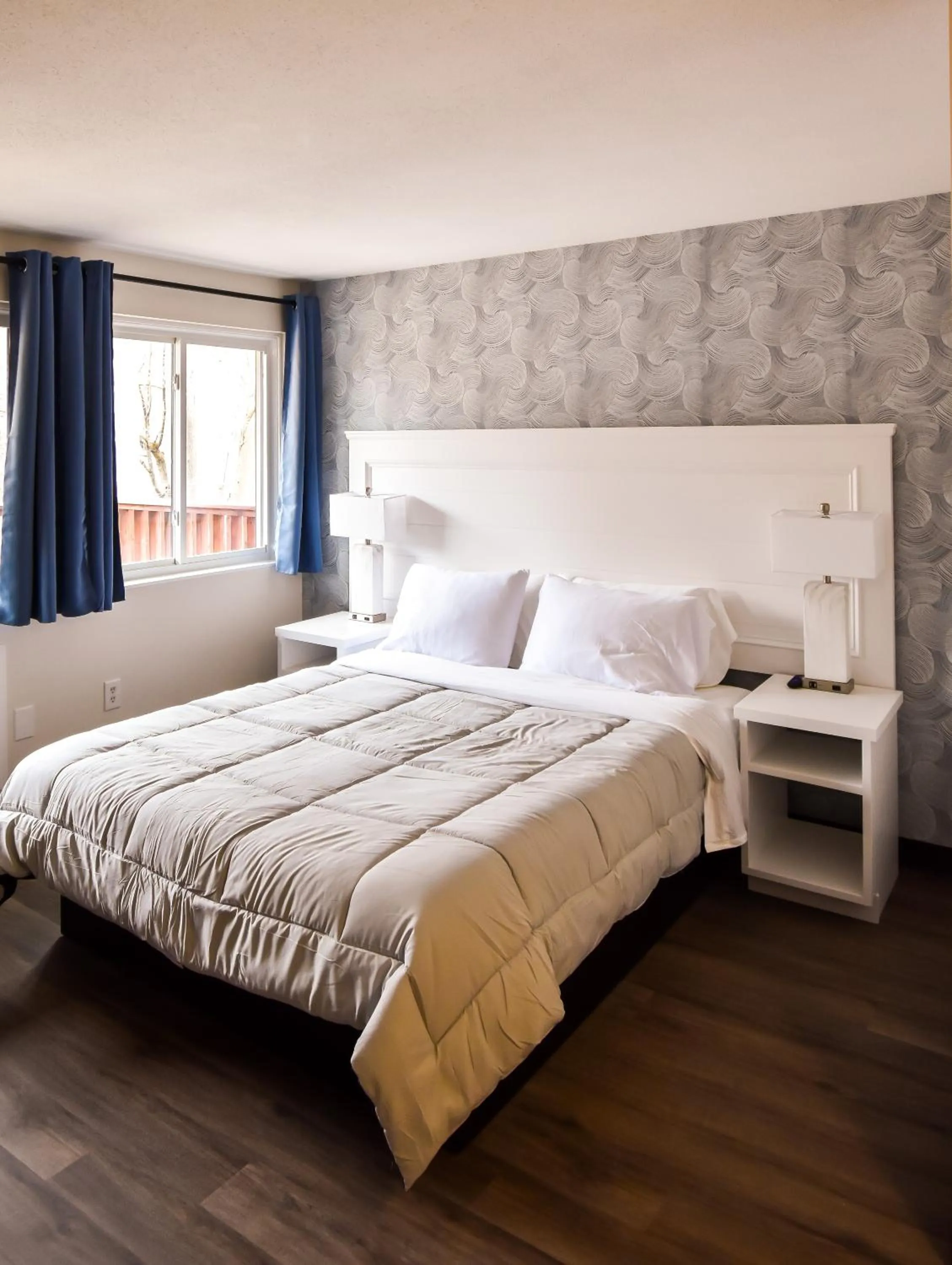 Bed in Green Harbor Hotel