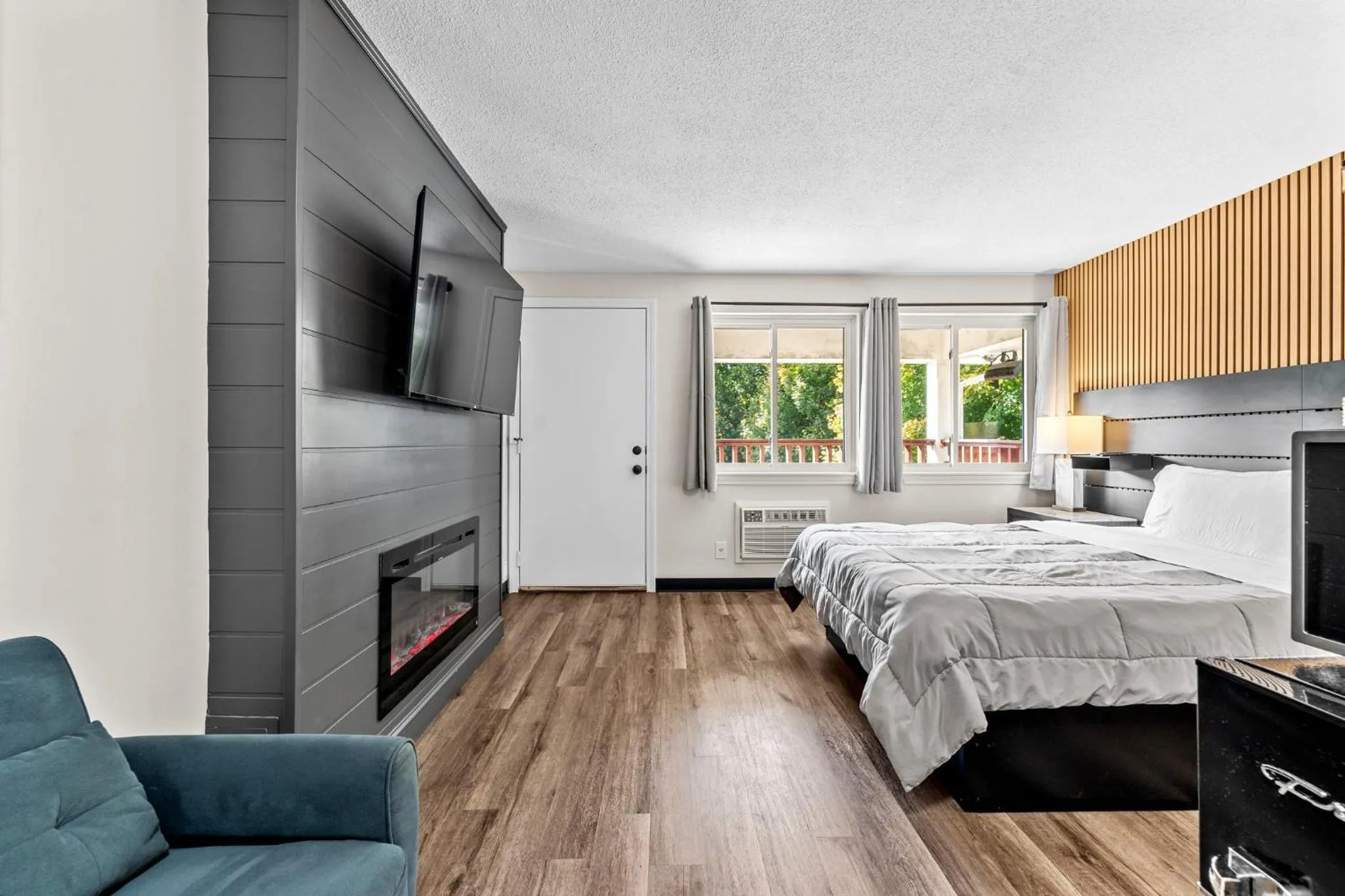 Bed in Green Harbor Hotel