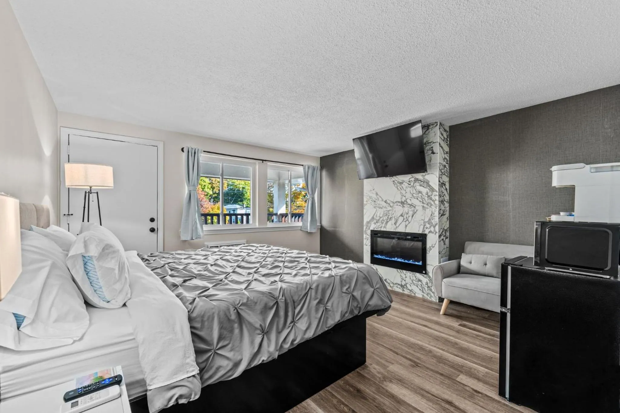 Bed in Green Harbor Hotel