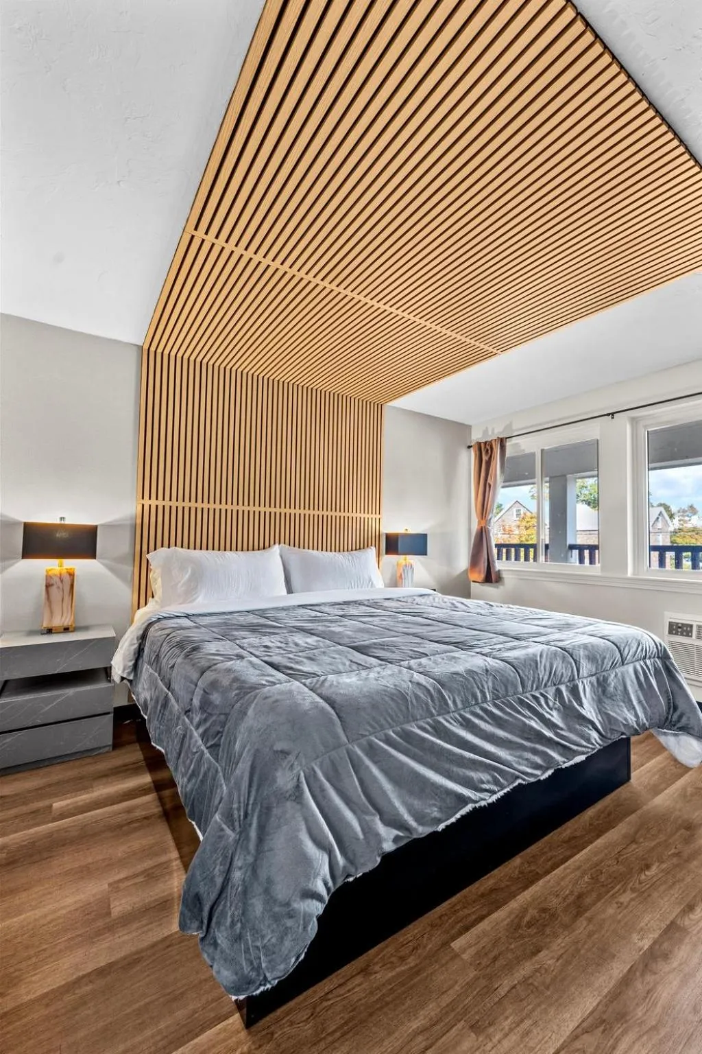 Bed in Green Harbor Hotel