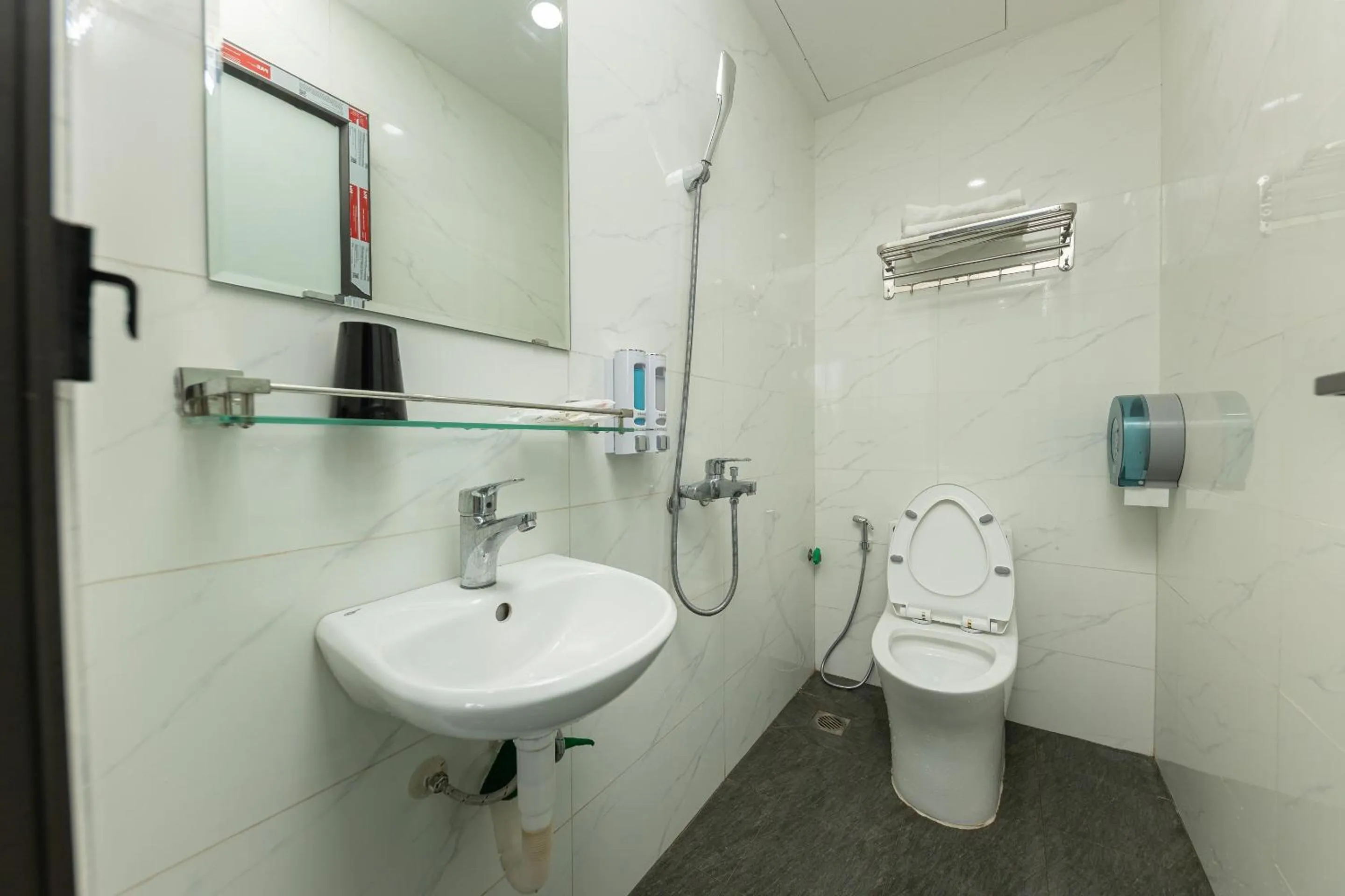 Bathroom in OYO 1238 Bao Son Hotel