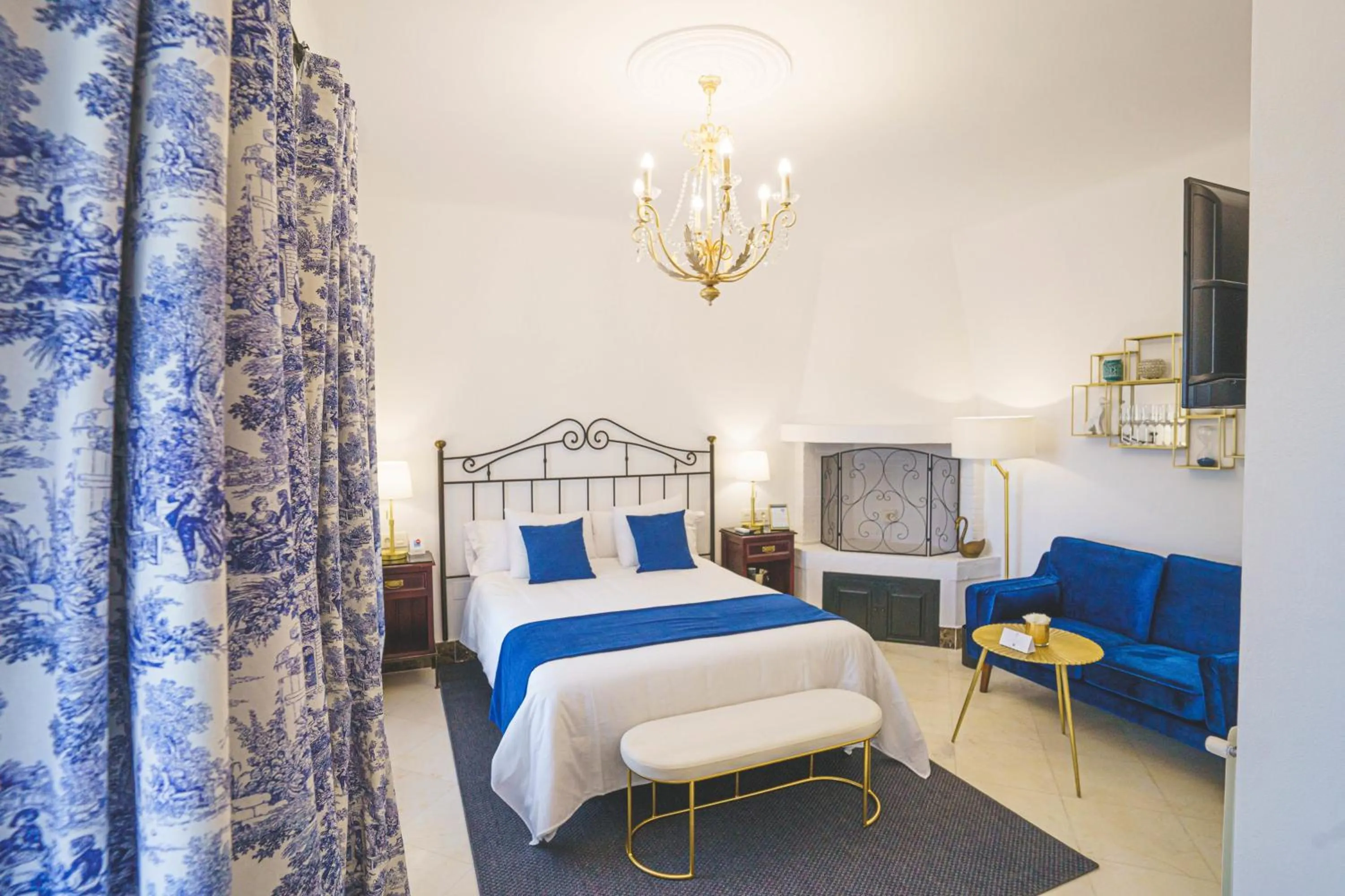 Photo of the whole room, Bed in Hotel Boutique Palacio De La Duquesa