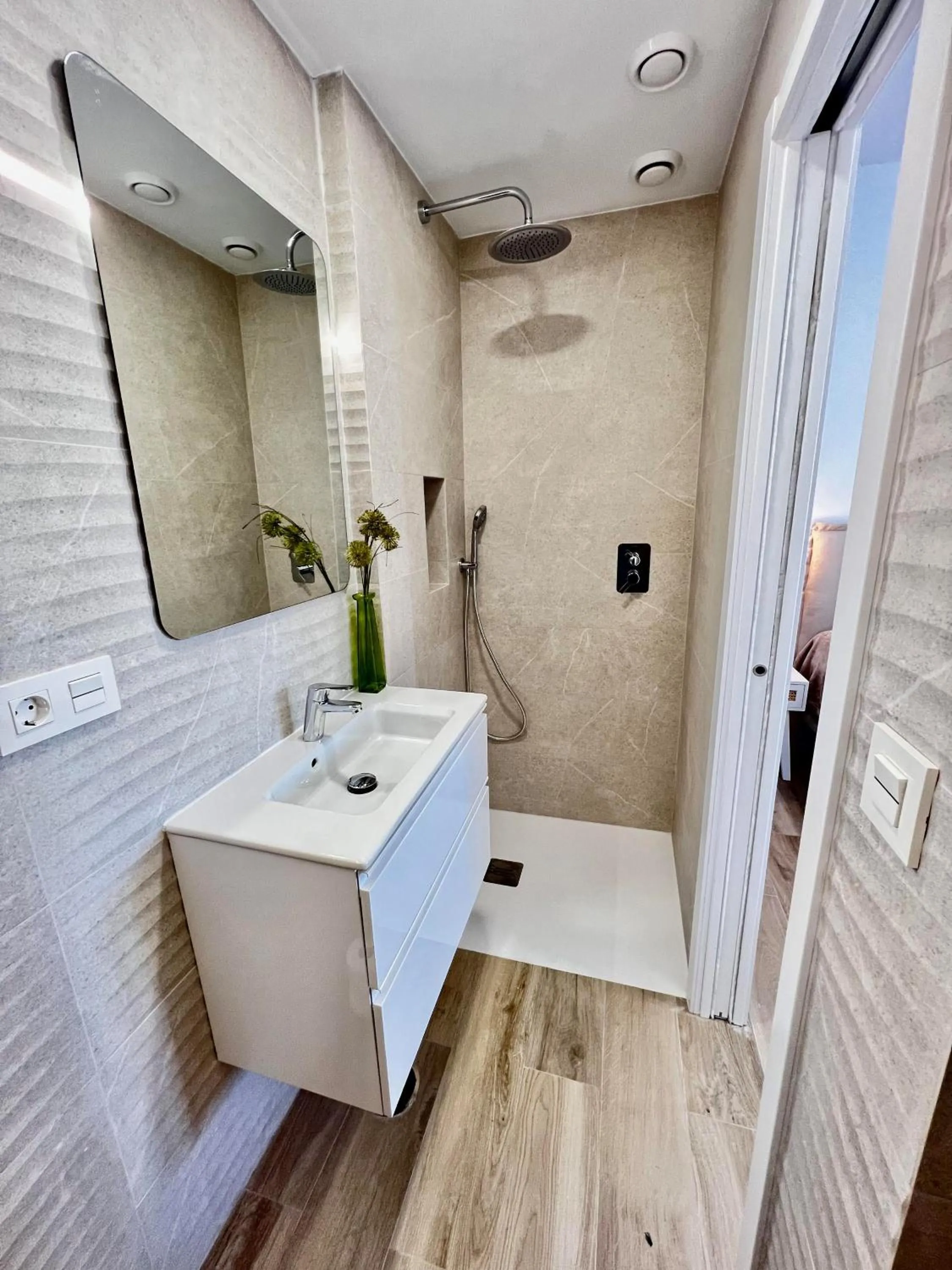 Shower in Bonito apartamento moderno con terraza privada