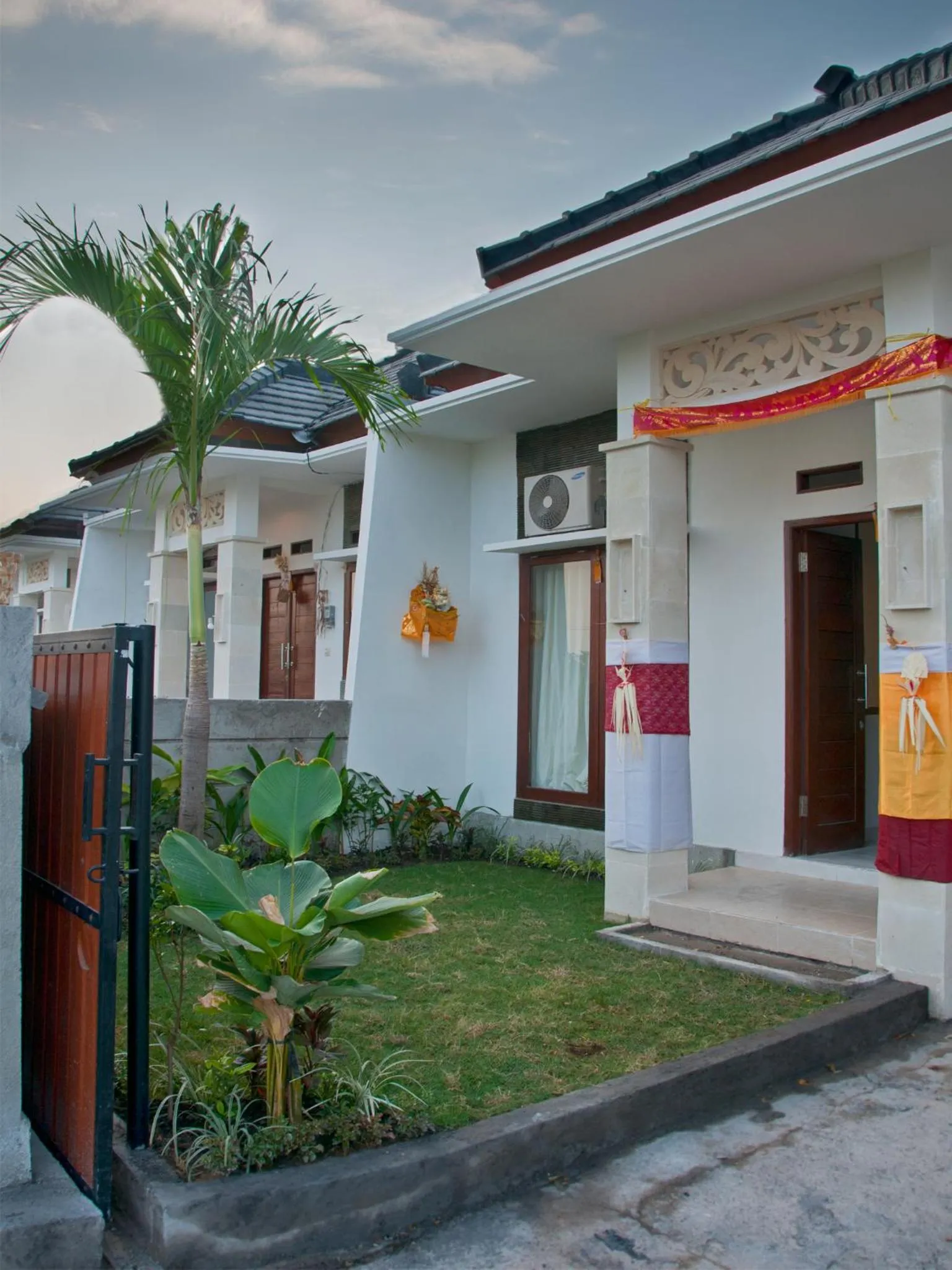 Facade/entrance in Villa Dencarik