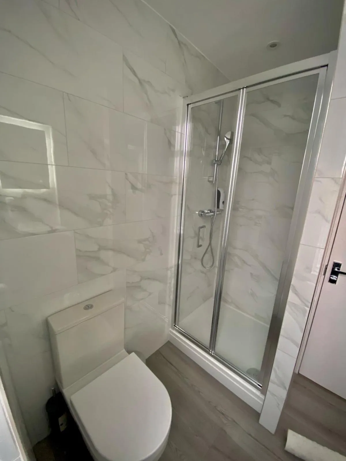 Bathroom in Holtwhites Hotel