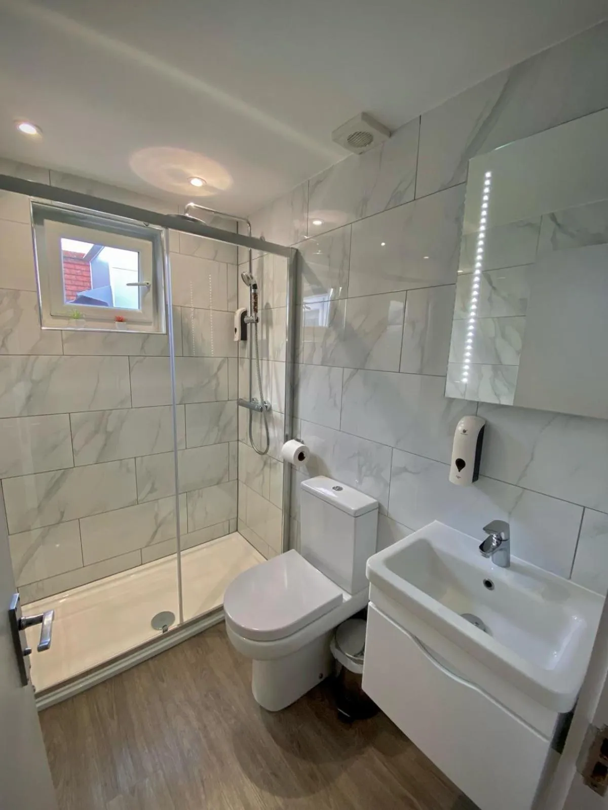 Shower in Holtwhites Hotel