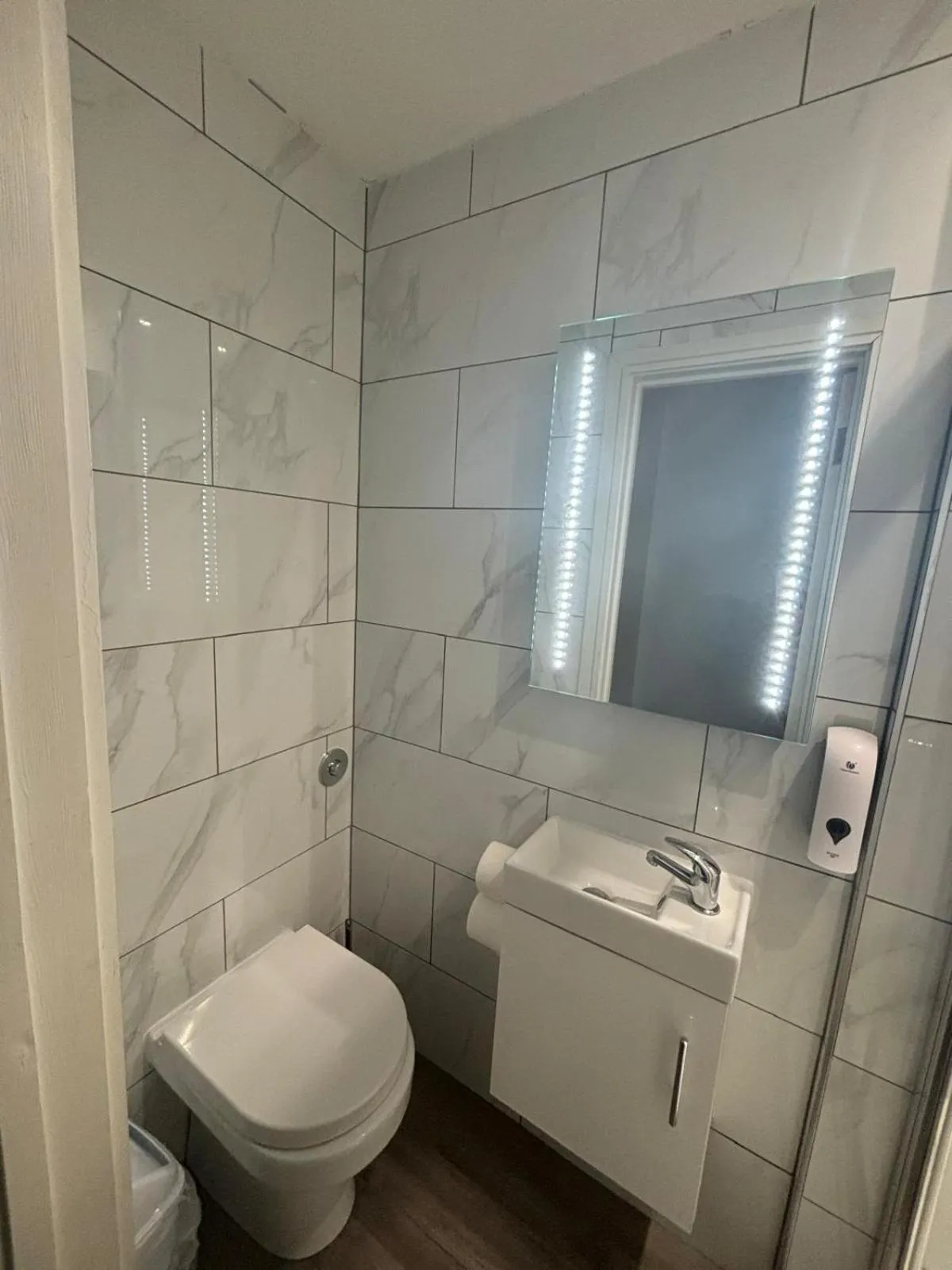 Toilet in Holtwhites Hotel