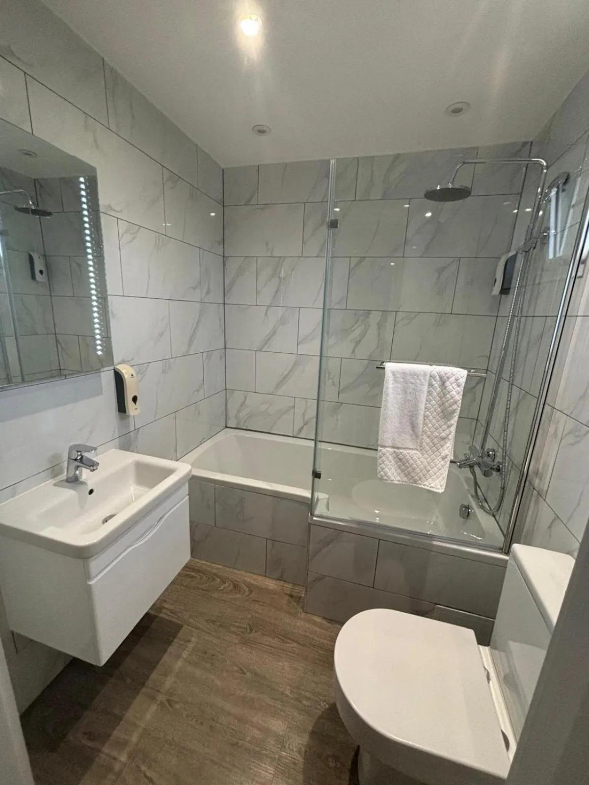 Bathroom in Holtwhites Hotel