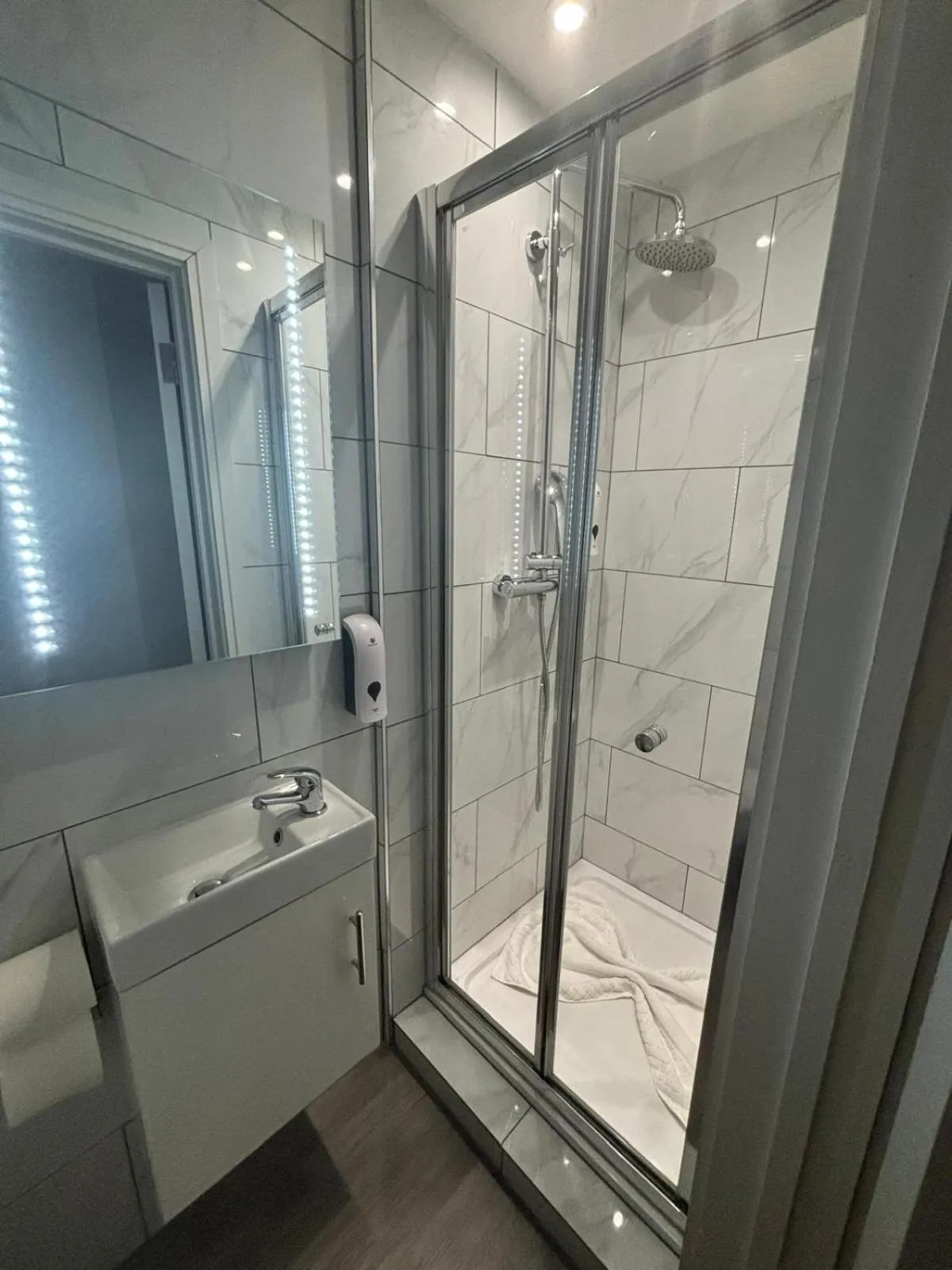 Shower in Holtwhites Hotel