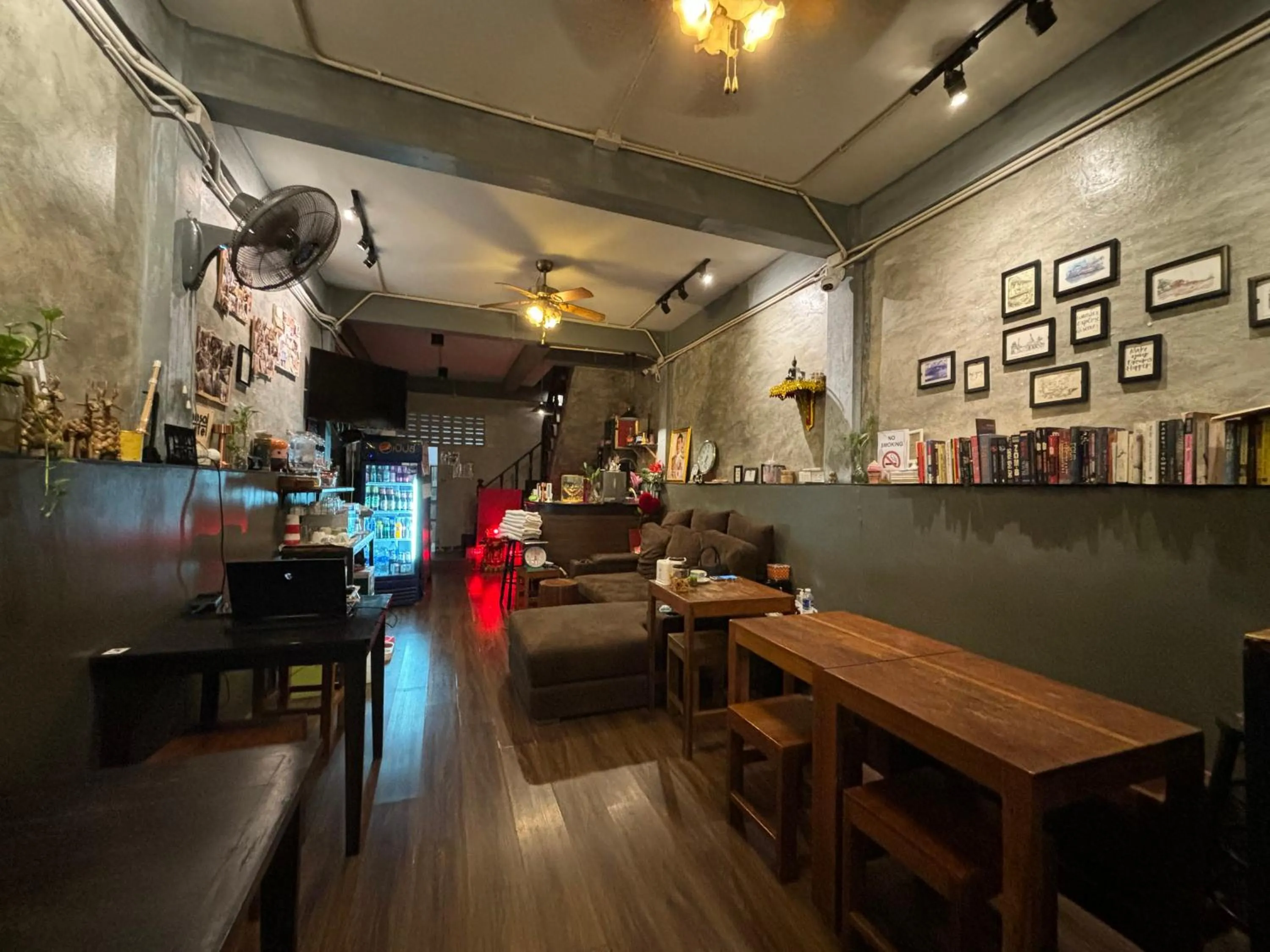 Restaurant/places to eat in Hansa Hostel Bangkok Khaosan