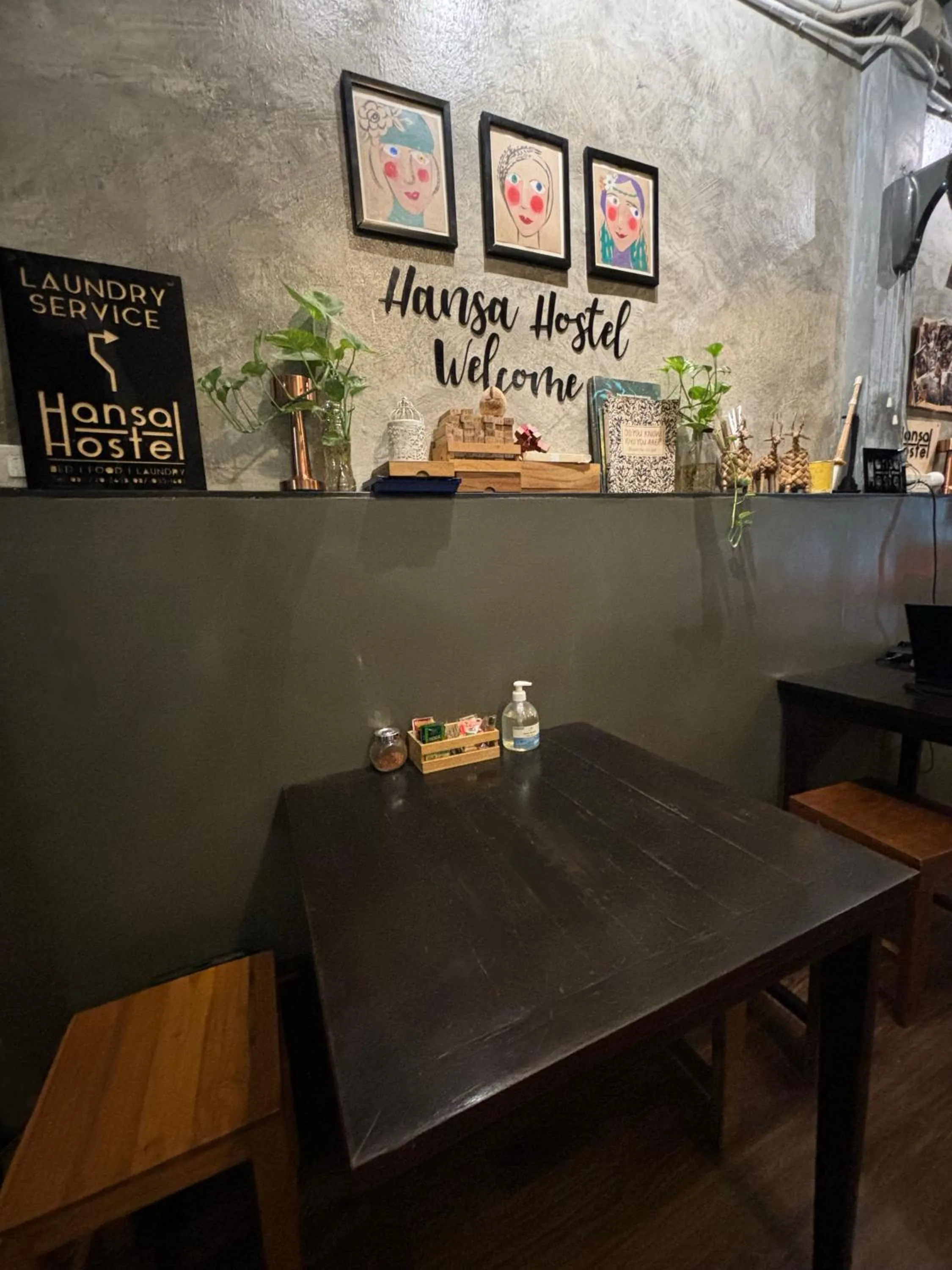 Communal lounge/ TV room in Hansa Hostel Bangkok Khaosan