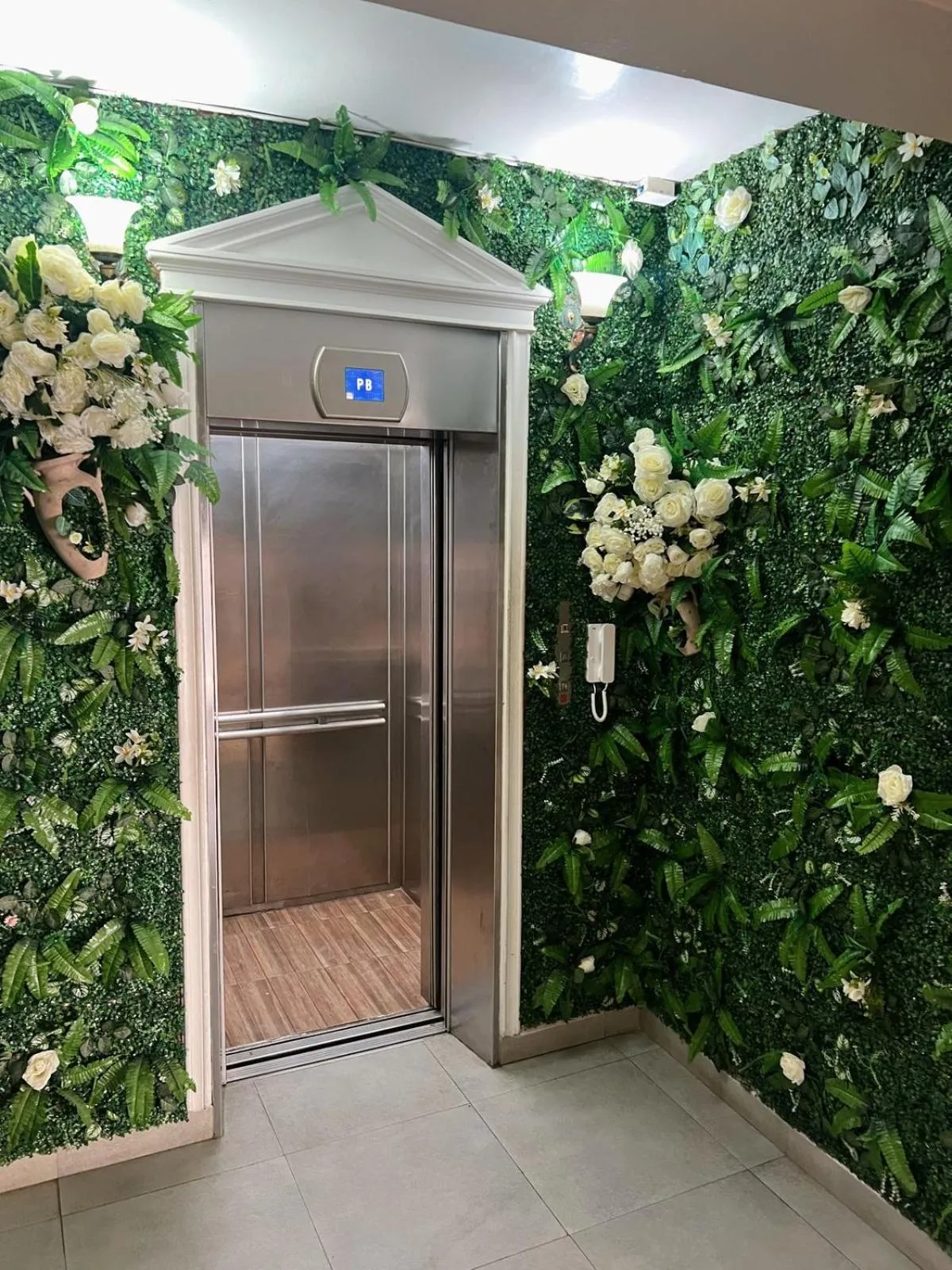 elevator in Hotel Internacional de Colón