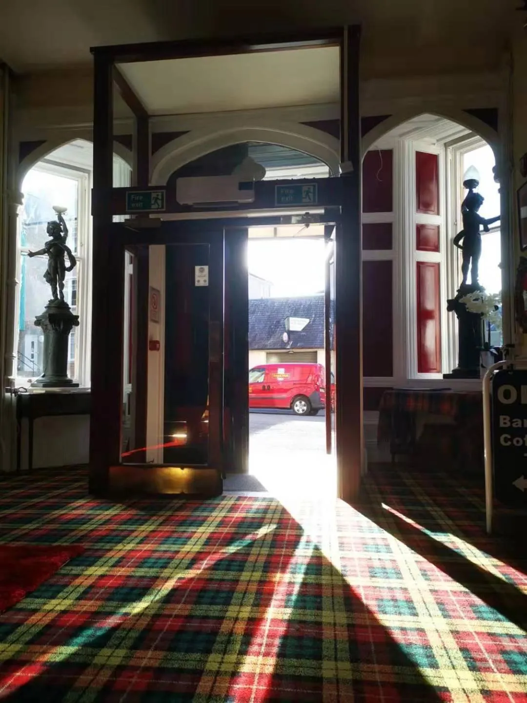 Facade/entrance in Dreadnought Hotel