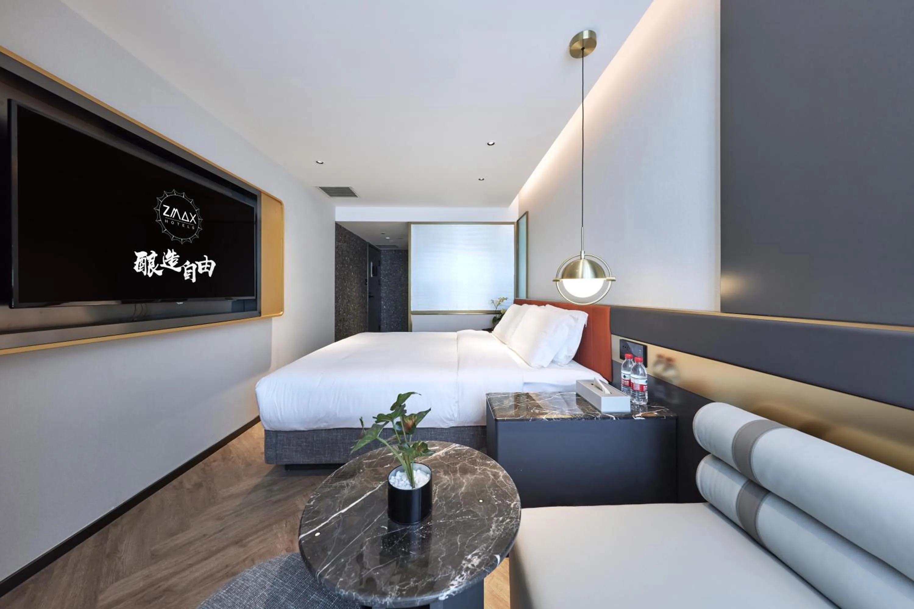 Bed in M Hotel - Beijing Tiananmen Square Qianmen Subway Station