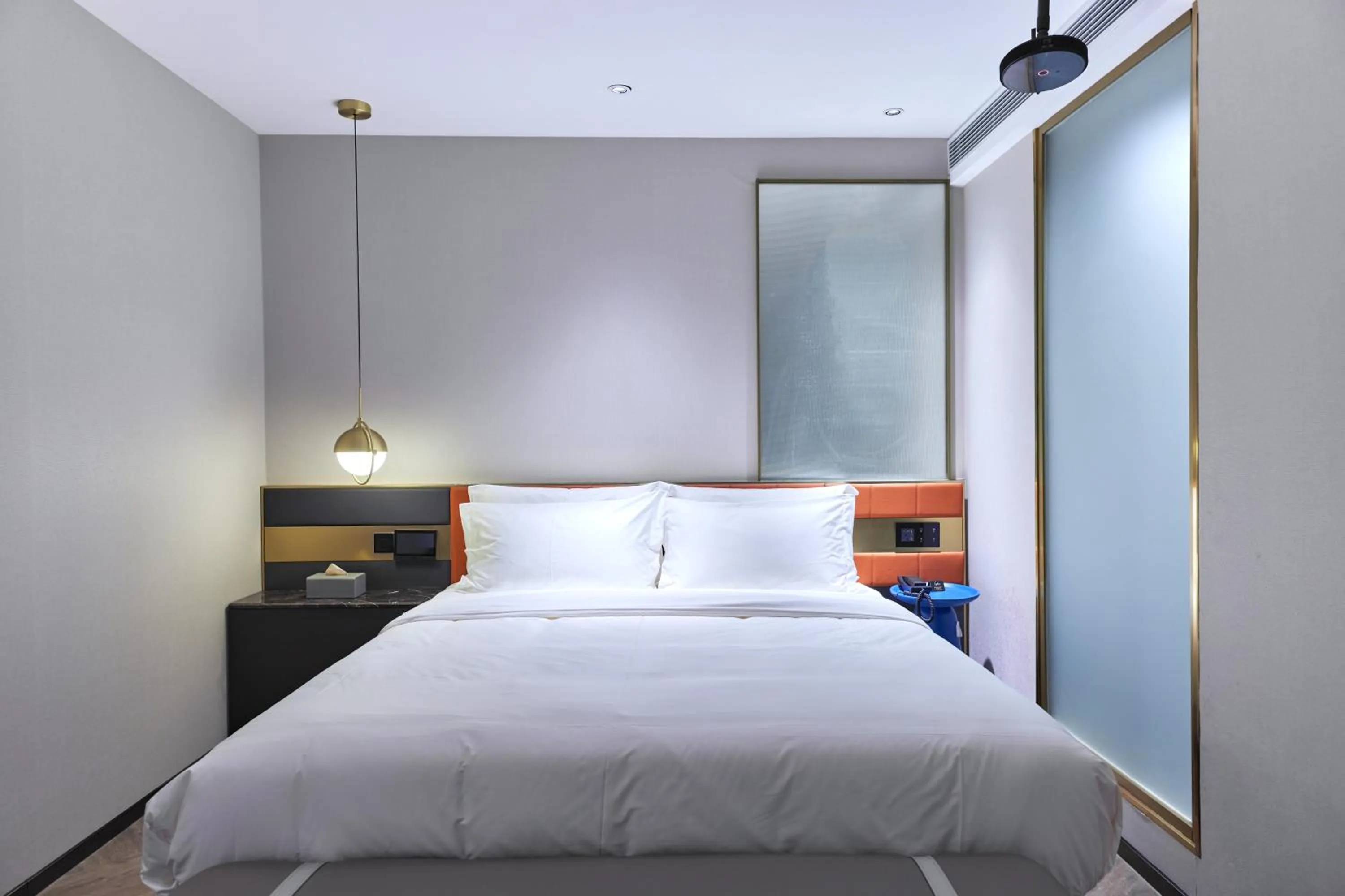 Bed in M Hotel - Beijing Tiananmen Square Qianmen Subway Station