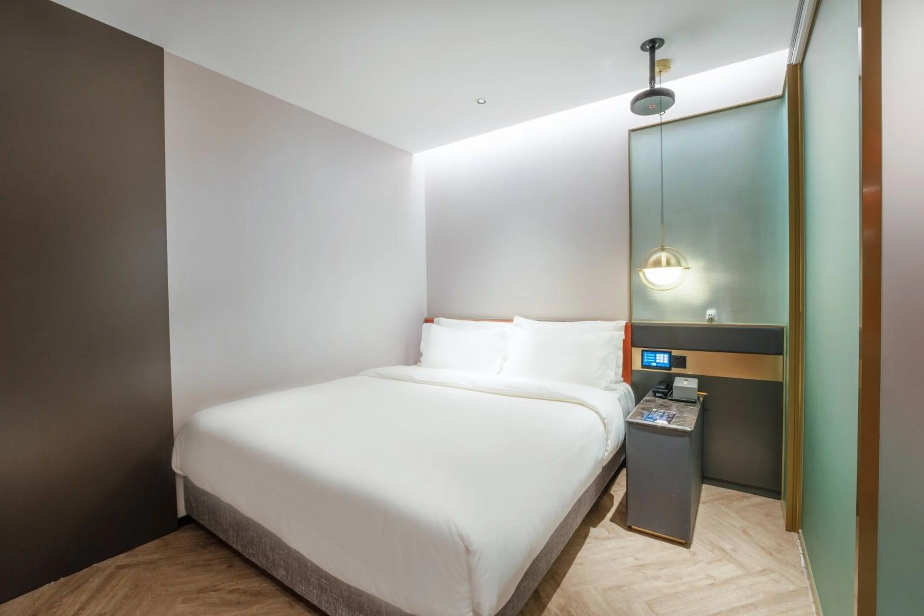 Bed in M Hotel - Beijing Tiananmen Square Qianmen Subway Station