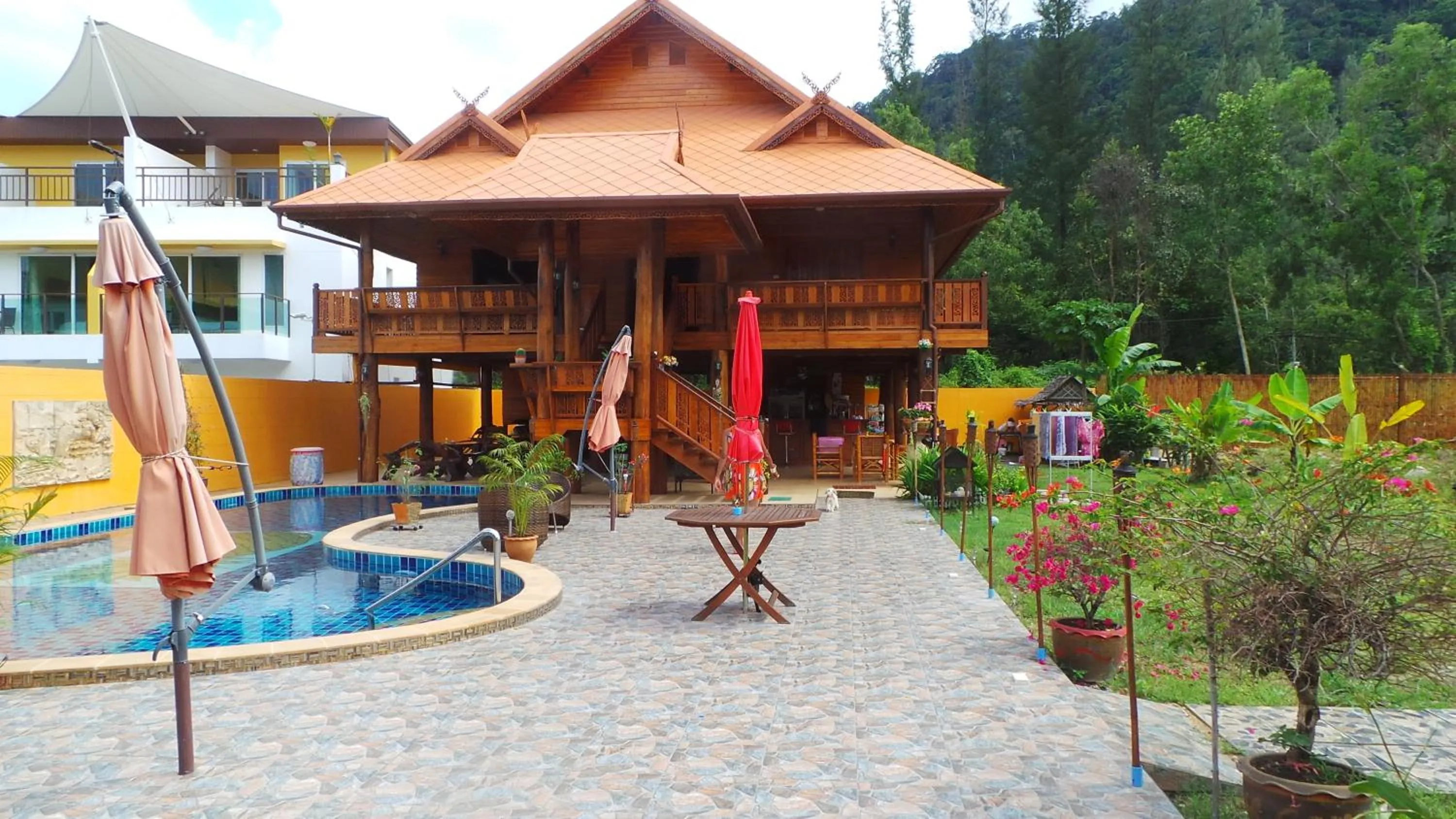 Property building in Golden Teak Resort Baan Sapparot
